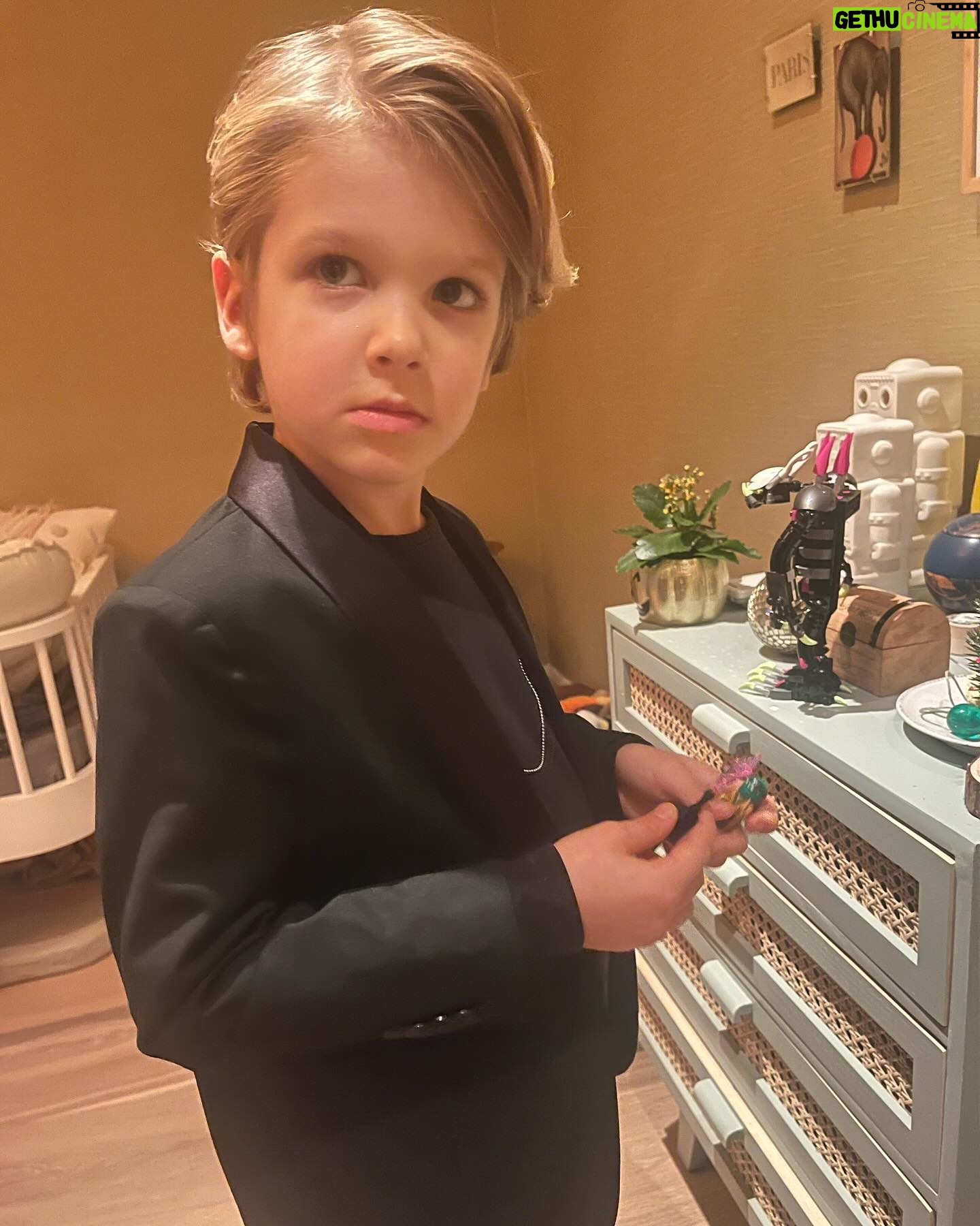 Chantal Janzen Instagram - ❤️ 1. Zelf gestylede outfit voor het kerstdiner op school 2. Het haar moest gekamd en er moest ‘van dat haarspul’ in en ‘het luchtje van Leco’ moest op 3. Toen hij hoorde dat hij niet z’n hele huisraad mee naar ‘t kerstdiner mocht nemen