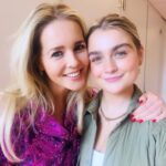 Chantal Janzen Instagram – Mensen, dit is Sterre! 
Sterre ontmoette ik ‘n half jaar geleden in het Prinses Maxima Centrum. Ze heeft haar strijd tegen botkanker laten vastleggen, en dit heeft geresulteerd tot een heuse docu, die vanavond wordt uitgezonden om 21.30u op Net5. En deze docu moeten zoveel mogelijk mensen zien. 
Sterre vocht tegen deze ziekte, maar strijdt namelijk nog steeds voor meer bewustwording bij alle andere mensen in Nederland, met name jongeren, omtrent kanker. Op haar TikTok account beantwoordt ze o.a vragen en neemt ze mensen mee in de wereld die haar leven volledig op z’n kop zette. 
Als je je als mens, en met name jongere, laat volgen door een camera, in een tijd waarin je zo ziek, kwetsbaar, verdrietig, en onzeker bent, en dat voornamelijk doet omdat je inspiratie, herkenning en troost wil oproepen bij iedereen die hier ook mee te maken heeft, is dat altijd ongelofelijk sterk en knap. Datzelfde geldt voor hun families. 
Sterre je bent een prachtig mens 💛

Kijken dus, de docu over Sterre, gemaakt door Stephan, Stef en Menno, met een prachtige titelsong door @meauhewitt 
Vanavond  21.30u Net 5.
En volg Sterre op insta en TikTok❤️
