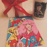 Chantal Janzen Instagram – 45 💕
Gisteren niks gepost, want: feest. Bij deze het verslag van ‘n feestdag:

1. Gisterenochtend verrassings feestontbijt in roze. Janken. 

2. De liefste briefjes. Ook janken. 

3. Deze 3… Jank. 

4. Voorzitter van de Feestcommissie❤️

5. Meesterknutselaar van kado’s voor al uw verjaardagen 

6. Ik vier ‘t later keigroots, dus wilde op de dag zelf niks doen. Dat vond vriendin @tirza.luttik niet kunnen dus toen zat gisterenmiddag toch nog de keukentafel vol met leuke mensen. Die ik gelukkig wel allemaal kende. 
Weer janken. 

7. Veel moois kreeg ik, van mn James die ieder jaar de liefste beste kado’s geeft, van mn big brother Roger, maar ook deze knallers van, wie anders, @tina10a 💕. Want, wie heeft er nou een mok van Udo Jürgens?? IK.

8. ‘S avonds kookten mijn mannen @zgeeratz en ons Marco en hadden @isaageeratz @esmee_geeratz @zgeeratz de liefste kado’s 

9. Maar de beste kado’s in mn leven zijn de liefde tussen al onze kinderen. Zie hier 3 broers die knuffelen. Ik weer bijna janken. 

10. De makers, de GOAT’S, de opperhoofden, de allerliefsten: John en Joke❤️ die mij op de wereld hebben gezet middenin de Carnavalstijd. 

Het was dus eigenlijk één grote, onverwachte liefdesexplosie, deze verjaardag, waarop en waardoor ik voornamelijk heb gejankt de ganse dag. Van blijdschap. 
En hormonen. Vrees ik. 
Maar wat ik ook nog even wil zeggen, ik ben geen ‘verjaardagsvierder’. Ik werk ook meestal op mn verjaardag, vind het altijd ongemakkelijk om mn eigen feest te vieren. Maar het afgelopen jaar was om allerlei redenen pittig, en mede daarom zeg ik bij deze: ik ga dat veranderen. Ik ga alles vieren vanaf nu. Ook al is ‘t maar klein. Want het is je grootste goed als je ieder jaar weer met een gezond lijf een jaar ouder MAG worden. 
Yep, nu jank ik weer. Helemaal top deze nieuwe fase. 

En voor eenieder die ik niet persoonlijk kan bedanken: dankjewel voor jullie lieve berichten, kaartjes, kadootjes ❤️🙏🏻