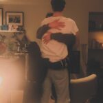 Chantal Janzen Instagram – 45 💕
Gisteren niks gepost, want: feest. Bij deze het verslag van ‘n feestdag:

1. Gisterenochtend verrassings feestontbijt in roze. Janken. 

2. De liefste briefjes. Ook janken. 

3. Deze 3… Jank. 

4. Voorzitter van de Feestcommissie❤️

5. Meesterknutselaar van kado’s voor al uw verjaardagen 

6. Ik vier ‘t later keigroots, dus wilde op de dag zelf niks doen. Dat vond vriendin @tirza.luttik niet kunnen dus toen zat gisterenmiddag toch nog de keukentafel vol met leuke mensen. Die ik gelukkig wel allemaal kende. 
Weer janken. 

7. Veel moois kreeg ik, van mn James die ieder jaar de liefste beste kado’s geeft, van mn big brother Roger, maar ook deze knallers van, wie anders, @tina10a 💕. Want, wie heeft er nou een mok van Udo Jürgens?? IK.

8. ‘S avonds kookten mijn mannen @zgeeratz en ons Marco en hadden @isaageeratz @esmee_geeratz @zgeeratz de liefste kado’s 

9. Maar de beste kado’s in mn leven zijn de liefde tussen al onze kinderen. Zie hier 3 broers die knuffelen. Ik weer bijna janken. 

10. De makers, de GOAT’S, de opperhoofden, de allerliefsten: John en Joke❤️ die mij op de wereld hebben gezet middenin de Carnavalstijd. 

Het was dus eigenlijk één grote, onverwachte liefdesexplosie, deze verjaardag, waarop en waardoor ik voornamelijk heb gejankt de ganse dag. Van blijdschap. 
En hormonen. Vrees ik. 
Maar wat ik ook nog even wil zeggen, ik ben geen ‘verjaardagsvierder’. Ik werk ook meestal op mn verjaardag, vind het altijd ongemakkelijk om mn eigen feest te vieren. Maar het afgelopen jaar was om allerlei redenen pittig, en mede daarom zeg ik bij deze: ik ga dat veranderen. Ik ga alles vieren vanaf nu. Ook al is ‘t maar klein. Want het is je grootste goed als je ieder jaar weer met een gezond lijf een jaar ouder MAG worden. 
Yep, nu jank ik weer. Helemaal top deze nieuwe fase. 

En voor eenieder die ik niet persoonlijk kan bedanken: dankjewel voor jullie lieve berichten, kaartjes, kadootjes ❤️🙏🏻