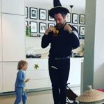 Chantal Janzen Instagram - Allerleukste❤️ 1. Onze eigen Foeksia de miniheks. Voor wie dacht dat IK het entertainment ben thuis: neen. 2. Onze knapste foto 3. Onze laatste dag in ons oude huis waar we 14 jaar hebben gewoond. En we zo melancholisch waren om nog één laatste foto van ons erin te maken. 4. Onze eerste verplichte werkuitje. Kuikenkoppen. 5. Onze eerste en meteen laatste shoot samen: ‘Dit is niks voor mij’, zei hij. (En dan zo erop staan tssss)