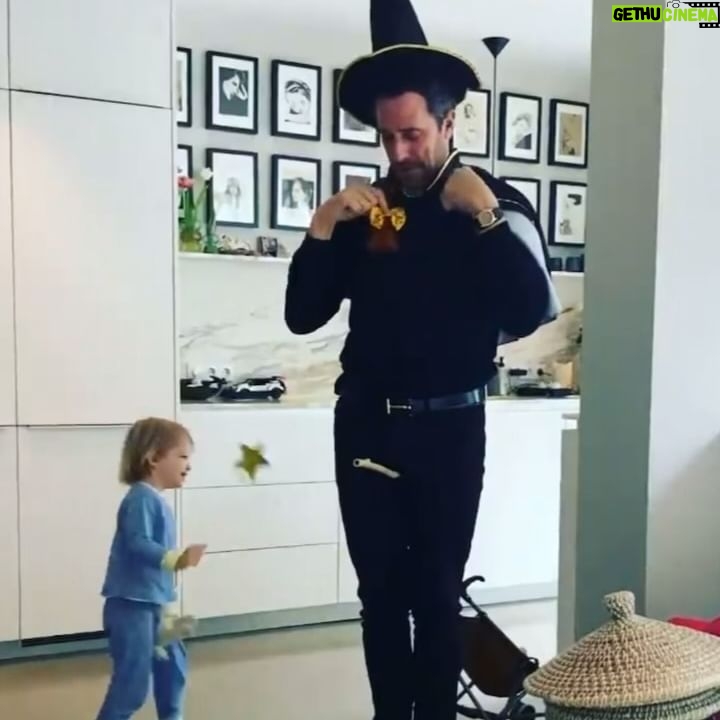 Chantal Janzen Instagram - Allerleukste❤️ 1. Onze eigen Foeksia de miniheks. Voor wie dacht dat IK het entertainment ben thuis: neen. 2. Onze knapste foto 3. Onze laatste dag in ons oude huis waar we 14 jaar hebben gewoond. En we zo melancholisch waren om nog één laatste foto van ons erin te maken. 4. Onze eerste verplichte werkuitje. Kuikenkoppen. 5. Onze eerste en meteen laatste shoot samen: ‘Dit is niks voor mij’, zei hij. (En dan zo erop staan tssss)