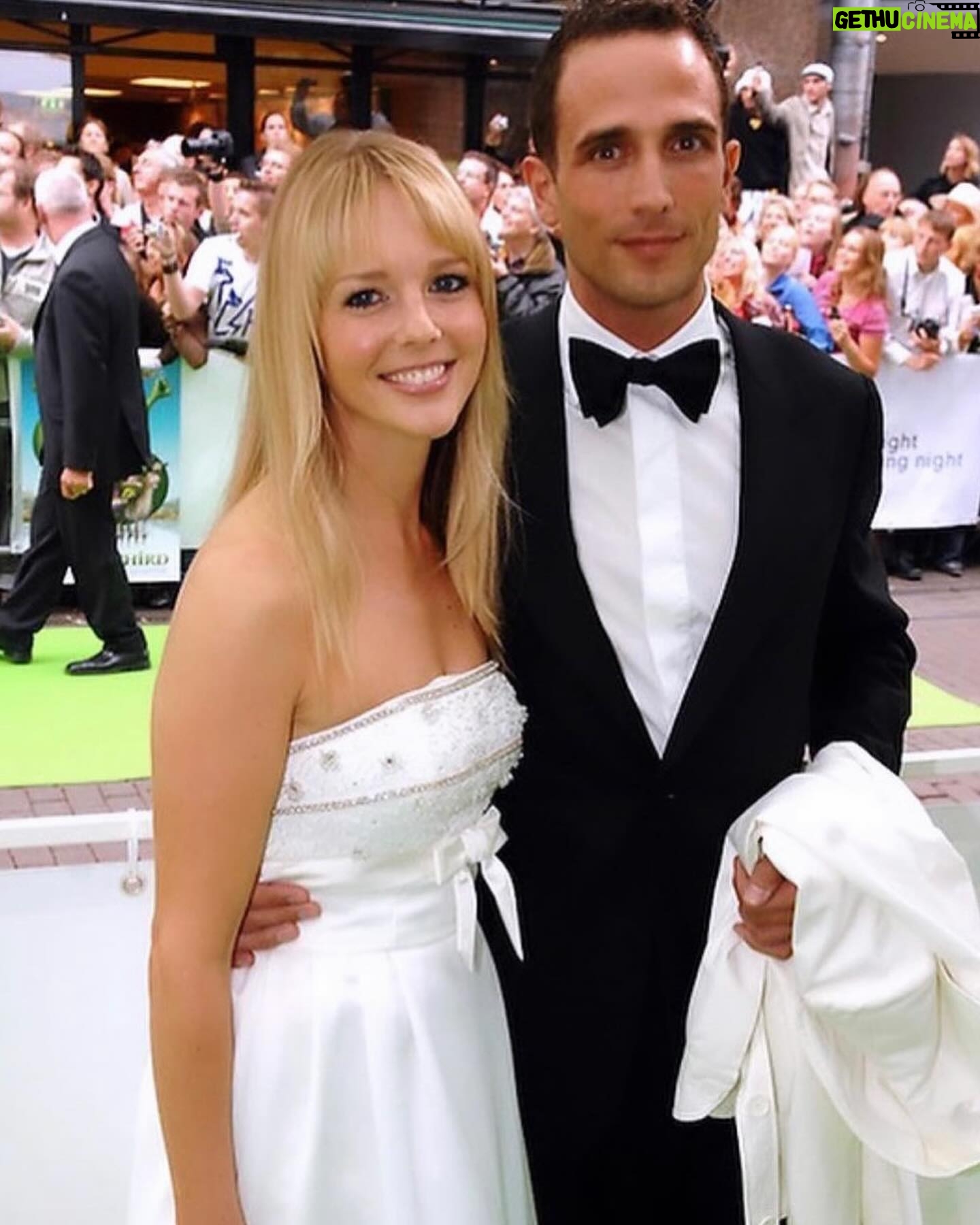 Chantal Janzen Instagram - Allerleukste❤️ 1. Onze eigen Foeksia de miniheks. Voor wie dacht dat IK het entertainment ben thuis: neen. 2. Onze knapste foto 3. Onze laatste dag in ons oude huis waar we 14 jaar hebben gewoond. En we zo melancholisch waren om nog één laatste foto van ons erin te maken. 4. Onze eerste verplichte werkuitje. Kuikenkoppen. 5. Onze eerste en meteen laatste shoot samen: ‘Dit is niks voor mij’, zei hij. (En dan zo erop staan tssss)