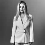 Chantal Janzen Instagram – Mijn favoriete speelgoed vroeger was de ‘Modewijzer’, waarmee je eigen outfits kon creëren op papier. Er was een reclame op tv van dit ding, en ik smeekte er echt om. Dat ik dolgelukkig was toen ik hem eindelijk kreeg met kerst, dat zie je wel aan m’n gezicht. M’n broer wist ook hoe graag ik dit wilde, dus die was plaatsvervangend blij. En dat zie je ook wel aan zíjn gezicht. Die Modewijzer heb ik echt versleten. Die krijtjes die erbij zaten leken dat al te zijn na pas 3x te hebben gebruikt. Maar, het idee van een eigen kledinglijn is altijd in mn hoofd gebleven, dat leek me geweldig. Maar ik wilde niet slechts het commerciële gezicht zijn van een merk, ik wil er echt mijn eigen ideeën en smaak aan toevoegen, van de vorm van de broeken tot aan de rits en knopen. En het moet een merk zijn wat ik zelf al draag. Dus ik ging praten met FIFTH HOUSE, daar hangt al vanaf de start veel van in m’n kast. Altijd gekocht, nooit gekregen. Daar moet ik het met Nikkie nog wel over hebben. Enfin. Met hen kwamen we al snel tot de invulling die paste. Nikkie’s bevlogenheid en betrokkenheid wat betreft haar merken is groot, dus samen hebben wij met het topteam van FIFTH HOUSE en &C, iets heel moois neergezet. Na bijna een jaar voorbereiding kunnen ze mijn vragen als ‘Kun je hier wel in fietsen’, ‘Kan dit ook met stretch’ en ‘Dit moet je toch ook met gympen kunnen dragen’ al bijna niet meer horen.
Ik kan niet wachten om de kleding in de winkels te zien hangen, laat staan iemand te spotten in mijn broek trui jas shirt of blouse. Wel zou ik bij deze graag aan jullie willen vragen om dan ter plekke naar mij te roepen: ‘Heb ik wat van je aan ofzo?’ Zodat ik daar dan volmondig en veel te blij ‘ja’! op kan zeggen. 
Nog efkes wachten, in januari 2024 ligt de collectie in de winkels. Ik kijk er naar uit. 

Och dit had os Sjetalleke van 7 jaor destieds ens motte weite.❤️

Dank @philippevogelenzang voor de prachtige campagne shoot.

&C FIFTH HOUSE
Fotografie @philippevogelenzang 
Styling
 @kelly_huijsman_styling 
Haar & makeup
 @lecolook 

&C FIFTH HOUSE
Vanaf januari 2024 
online en in de winkels verkrijgbaar.