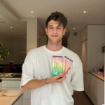 Chantal Janzen Instagram - Afgelopen vrijdag kwam m’n bonuszoon zo brak als ‘n kanarie de keuken in, plunderde zoals altijd onze koelkast, ging op het aanrecht zitten en ik hoorde hem snuivend van ‘t lachen ‘n foto maken. Vond ik al irritant. Hij moet mij altijd hebben. Ik was een foto aan het maken wat me nog niet goed lukte. Hij: Wat dóe jij? Ik: Foto aan ‘t maken met nieuwe spullen Hij: En dat moet zo moeilijk? Ik, geirriteerd: Nee niks moeilijk, ik wil ‘t juist gewóón hebben, lekker en fris Hij: Lekker en fris..? Ha! En waarom ga JIJ dan op de foto? Ik heb ‘m zonder te knipperen de spullen in zn handen geduwd, hij stribbelde pittig tegen met ‘oooh nee ècht niet, niet vandaag met m’n brakke kop, kijk m’n wallen, iedereen gaat dit zien joh!’. Maar te laat, kameraad. Dus: Komt dat zien komt dat zien mensen! Dit on-ge-lo-fe-lijk LEKKER EN FRIS model! Met onze nieuwste &C parels: CHOCOLADE EN JUICES!👄 Lekker en fris, dus. En onze &C Coffee was er ook al. Wat vanwege de aard van het product getoond wordt door iemand die het niet louter van z’n looks moet hebben, maar door iemand met karakter => zie laatste foto Nu had ik het liefste @zgeeratz op een niet-elektrische fiets door weer en wind door het land willen laten crossen, maar we ontwikkelen onze @andcgram lekkernijen samen met, èn ze zijn exclusief verkrijgbaar bij: @flinknederland En met de code FLINKXANDC, ontvang je als nieuwe klant €15 korting op je eerste bestelling vanaf €30. Superfijn! Voor bijvoorbeeld jongeren, die ineens geen toegang meer krijgen tot de koelkast van hun ouders! GENIET ERVAN! 🍫🧃 KIJK ZION HET WAS TOCH NIET ALLEEN MAAR VOOR INTERN GEBRUIK🤡 Oh en ik had jouw foto’s natuurlijk kúnnen photoshoppen maar: ik heb die app niet, want dat mocht ooit niet van jou, WEET JE NOG👋🏼