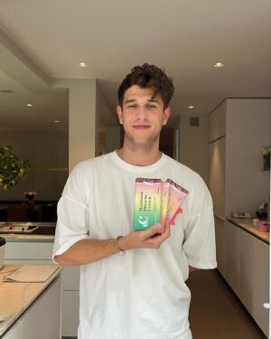 Chantal Janzen Instagram - Afgelopen vrijdag kwam m’n bonuszoon zo brak als ‘n kanarie de keuken in, plunderde zoals altijd onze koelkast, ging op het aanrecht zitten en ik hoorde hem snuivend van ‘t lachen ‘n foto maken. 
Vond ik al irritant. Hij moet mij altijd hebben. 
Ik was een foto aan het maken wat me nog niet goed lukte. 
Hij: Wat dóe jij?
Ik: Foto aan ‘t maken met nieuwe spullen
Hij: En dat moet zo moeilijk? 
Ik, geirriteerd: Nee niks moeilijk, ik wil ‘t juist gewóón hebben, lekker en fris 
Hij: Lekker en fris..? Ha! En waarom ga JIJ dan op de foto? 

Ik heb ‘m zonder te knipperen de spullen in zn handen geduwd, hij stribbelde pittig tegen met ‘oooh nee ècht niet, niet vandaag met m’n brakke kop, kijk m’n wallen, iedereen gaat dit zien joh!’. 
Maar te laat, kameraad. 

Dus: Komt dat zien komt dat zien mensen! 
Dit on-ge-lo-fe-lijk LEKKER EN FRIS model! 
Met onze nieuwste &C parels:
CHOCOLADE EN JUICES!👄
Lekker en fris, dus. 
En onze &C Coffee was er ook al. 
Wat vanwege de aard van het product getoond wordt door iemand die het niet louter van z’n looks moet hebben, maar door iemand met karakter => zie laatste foto

Nu had ik het liefste @zgeeratz op een niet-elektrische fiets door weer en wind door het land willen laten crossen, maar we ontwikkelen onze @andcgram lekkernijen samen met, èn ze zijn exclusief verkrijgbaar bij: @flinknederland 
En met de code FLINKXANDC, ontvang je als nieuwe klant €15 korting op je eerste bestelling vanaf €30. 
Superfijn! Voor bijvoorbeeld jongeren, die ineens geen toegang meer krijgen tot de koelkast van hun ouders! 
GENIET ERVAN! 🍫🧃

KIJK ZION HET WAS TOCH NIET ALLEEN MAAR VOOR INTERN GEBRUIK🤡 
Oh en ik had jouw foto’s natuurlijk kúnnen photoshoppen maar: ik heb die app niet, want dat mocht ooit niet van jou, WEET JE NOG👋🏼