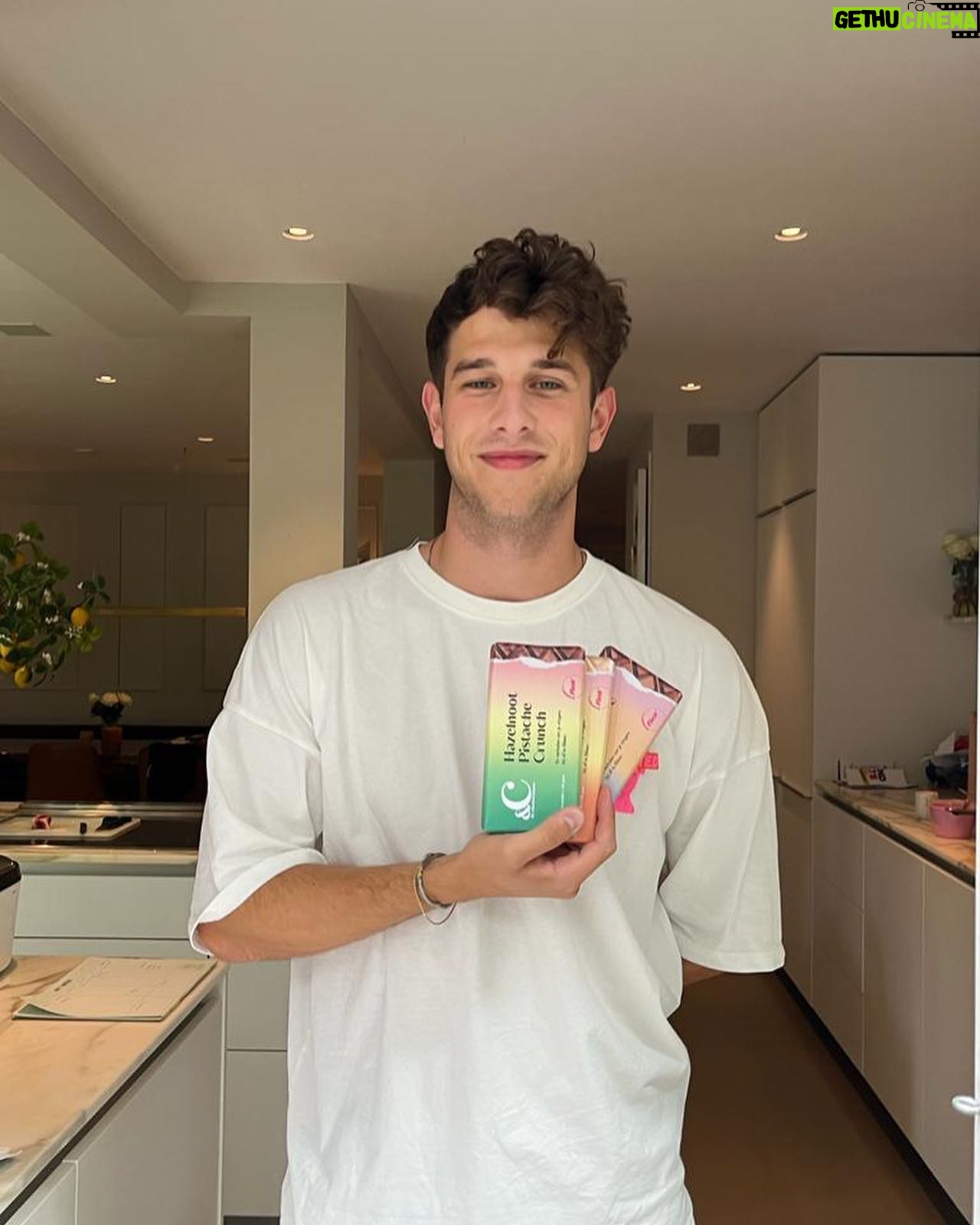 Chantal Janzen - 59K Likes - Afgelopen vrijdag kwam m’n bonuszoon zo brak als ‘n kanarie de keuken in, plunderde zoals altijd onze koelkast, ging op het aanrecht zitten en ik hoorde hem snuivend van ‘t lachen ‘n foto maken.
Vond ik al irritant. Hij moet mij altijd hebben.
Ik was een foto aan het maken wat me nog niet goed lukte.
Hij: Wat dóe jij?
Ik: Foto aan ‘t maken met nieuwe spullen
Hij: En dat moet zo moeilijk?
Ik, geirriteerd: Nee niks moeilijk, ik wil ‘t juist gewóón hebben, lekker en fris
Hij: Lekker en fris..? Ha! En waarom ga JIJ dan op de foto?
Ik heb ‘m zonder te knipperen de spullen in zn handen geduwd, hij stribbelde pittig tegen met ‘oooh nee ècht niet, niet vandaag met m’n brakke kop, kijk m’n wallen, iedereen gaat dit zien joh!’.
Maar te laat, kameraad.
Dus: Komt dat zien komt dat zien mensen!
Dit on-ge-lo-fe-lijk LEKKER EN FRIS model!
Met onze nieuwste &C parels:
CHOCOLADE EN JUICES!👄
Lekker en fris, dus.
En onze &C Coffee was er ook al.
Wat vanwege de aard van het product getoond wordt door iemand die het niet louter van z’n looks moet hebben, maar door iemand met karakter => zie laatste foto
Nu had ik het liefste @zgeeratz op een niet-elektrische fiets door weer en wind door het land willen laten crossen, maar we ontwikkelen onze @andcgram lekkernijen samen met, èn ze zijn exclusief verkrijgbaar bij: @flinknederland
En met de code FLINKXANDC, ontvang je als nieuwe klant €15 korting op je eerste bestelling vanaf €30.
Superfijn! Voor bijvoorbeeld jongeren, die ineens geen toegang meer krijgen tot de koelkast van hun ouders!
GENIET ERVAN! 🍫🧃
KIJK ZION HET WAS TOCH NIET ALLEEN MAAR VOOR INTERN GEBRUIK🤡
Oh en ik had jouw foto’s natuurlijk kúnnen photoshoppen maar: ik heb die app niet, want dat mocht ooit niet van jou, WEET JE NOG👋🏼