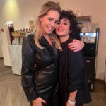 Chantal Janzen Instagram - ❤️ Liefde op het eerste gehoor, en daarna gezicht, in mei 2021 op het Eurovisie Songfestival, en elkaar sindsdien niet meer losgelaten. Love you @babpravi 🧚🏼‍♂️, even more than bitterballs Check mn stories voor haar speellijst, want als ze weer in Nederland is: GA! Zo knap wat ze doet, deze one woman show. 29 jaar, ze danst, zingt, vertelt. Steengoeie band, prachtige nummers en verhalen. Ja, ook als je geen enkel woord Frans verstaat is het geweldig. Voilà.