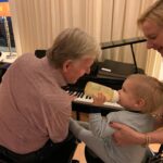 Chantal Janzen Instagram – Of ik iets met de piano heb, was de vraag van Rtl toen ze dit programma aan me voorlegden. Dat ik ‘iets met piano heb’ is een understatement. Ik ben ermee opgegroeid. Ik weet niet beter dan dat ik altijd pianospel hoorde thuis, en dat kwam door mijn vader. Mijn broer en ik zijn opgevoed met heel veel muziek thuis, jazz, Nina Simone, veeeel Duitse schlagers, chansons (mama), James Last, Richard Clayderman, Louis van Dijk, allemaal gespeeld door papa op de piano. Want *zet nu je Jambers-stem op*: Overdag was hij zweminstructeur, maar ‘s avonds en in de weekenden was hij pianist. Daar verdiende hij niet de wereld mee, maar hij MOEST het doen. Vanuit zichzelf, vanuit de liefde voor dat instrument. Nu geniet hij van zijn pensioen, maar speelt nog steeds. Zoals ‘n paar keer per week vrijwillig in de hal van het ziekenhuis in Venlo. ‘Om ‘t voor de mensen daar wat leuker te maken’, zegt hij zelf. Trots zijn we op ‘m. M’n broer en ik, en later ook onze kinderen werden al vanaf dat we baby waren op die kruk gezet. Iedere keer als ik pianospel hoor brengt het me thuis. Herinneringen uit en voor het leven. Alleen maar moois, warms en goeds. Iedereen heeft toch wel íets met de piano?
Zo’n openbare piano die wordt bespeeld op een station, op een plein, in een hal, of op straat brengt altijd iets positiefs. Ik denk dan altijd Wie zíj́n deze mensen? Wat is hun verhaal? Wat doen ze in ‘t dagelijks leven? Met plezier en ontroerd mocht ik naast hen zitten en luisteren naar de amateur-pianisten die plaats namen op onze kruk. En ik heb er niet doorheen gekwaakt (zie laatste video). Met als verrassing voor hen, worden bewonderd door 1 van onze beste concertpianisten @dariavandenbercken , en @dominicseldisofficial en @vanvelzenmusic . 
En nu mogen JULLIE hier eindelijk van genieten. Van hun verhalen, hun drijfveer en vooral: hun liefde voor de piano. Het favoriete muziekinstrument van de mens. 
Ik hoop dat jullie gaan kijken. En mocht je iets anders gaan kijken, hallo nieuwe wereld, kijk het dan terug. Want ja, het is een gedurfd programma van en bij Rtl.❤️
En dankjewel pap

Vanavond 20.30u op Rtl4, De Piano.