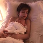 Chantal Janzen Instagram - Op ‘t moment dat ik dit schrijf zaten m’n man en ik precies 15 jaar geleden in een ziekenhuis-kamer te wachten, ik met een buik alsof er een olifant in zat. Wat goddank niet zo was want olifanten zijn twee jaar zwanger. Ik had een geplande keizersnede, daar hadden we voor gekozen want onze baby zat andersom, met het hoofd boven. Om 07.45u werden we naar de operatiekamer gebracht, en daar werd ons aangeboden of ‘n aanwezige arts in opleiding foto’s zal maken met ons meegebrachte fototoestelletje. Tuurlijk, wat lief aangeboden, prachtig om te hebben voor later. Om 08.25u werd de leukste liefste mooiste baby geboren: James. Het eerste wat ik zei toen hij boven het groene doek werd getild was: ‘Hij lijkt op Zion!’ James was de allermooiste liefste baby, en ik spatte uit elkaar van trots. Toen ik in een aluminiumfolie-deken rillend bij lag te komen, vroeg een verpleegkundige aan me: Wat is het geworden? Ik heb volgens haar toen hard en dolgelukkig in die zaal geroepen: ‘Het is een jongen! Hij is zó mooi! En hij heet James!’. Ieder jaar rakel ik dit verhaal weer op, draai ik deze film weer in m’n hoofd af. Doen jullie dat ook? Hier thuis horen ze het iedere verjaardag weer gedwee doch zuchtend aan. Maar ja, ik heb geen keus joh. Want als ik kijk naar dit wezen, van nu 15 jaar oud, dan klap ik nog stééds uit elkaar van trots. Hij is nog steeds de allerallerliefste leukste knapste die er is. Met z’n grote muzikale hart en talent. Hij maakte mij voor het eerst moeder, door hem leerde ik de wereld beter kennen. En dat is tot op de dag van vandaag nog steeds zo. Hoeveel ik van hem hou kan ik simpelweg niet beschrijven, omdat het oneindig en ontelbaar is. Ik vind het prachtig om te zien hoe híj́ nu de wereld leert kennen, en ik verheug me erop om als ouders hierin achter, naast, en indien nodig, voor hem te staan. 15 jaar geleden kon ik me echt niet voorstellen dat je iedere dag meer van je kinderen zult gaan houden. Nu begrijp ik dat, omdat het zo is. Zo, en nu ga ik ‘m veel te vroeg wakker maken. Met z’n geliefde Master of Puppets van Metallica op speaker❤️ P.S mocht iemand hier van jullie een keizersnede thuis willen uitoefenen, ik heb iedere stap op de foto👍🏼😬