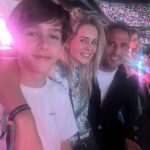 Chantal Janzen Instagram - Op ‘t moment dat ik dit schrijf zaten m’n man en ik precies 15 jaar geleden in een ziekenhuis-kamer te wachten, ik met een buik alsof er een olifant in zat. Wat goddank niet zo was want olifanten zijn twee jaar zwanger. Ik had een geplande keizersnede, daar hadden we voor gekozen want onze baby zat andersom, met het hoofd boven. Om 07.45u werden we naar de operatiekamer gebracht, en daar werd ons aangeboden of ‘n aanwezige arts in opleiding foto’s zal maken met ons meegebrachte fototoestelletje. Tuurlijk, wat lief aangeboden, prachtig om te hebben voor later. Om 08.25u werd de leukste liefste mooiste baby geboren: James. Het eerste wat ik zei toen hij boven het groene doek werd getild was: ‘Hij lijkt op Zion!’ James was de allermooiste liefste baby, en ik spatte uit elkaar van trots. Toen ik in een aluminiumfolie-deken rillend bij lag te komen, vroeg een verpleegkundige aan me: Wat is het geworden? Ik heb volgens haar toen hard en dolgelukkig in die zaal geroepen: ‘Het is een jongen! Hij is zó mooi! En hij heet James!’. Ieder jaar rakel ik dit verhaal weer op, draai ik deze film weer in m’n hoofd af. Doen jullie dat ook? Hier thuis horen ze het iedere verjaardag weer gedwee doch zuchtend aan. Maar ja, ik heb geen keus joh. Want als ik kijk naar dit wezen, van nu 15 jaar oud, dan klap ik nog stééds uit elkaar van trots. Hij is nog steeds de allerallerliefste leukste knapste die er is. Met z’n grote muzikale hart en talent. Hij maakte mij voor het eerst moeder, door hem leerde ik de wereld beter kennen. En dat is tot op de dag van vandaag nog steeds zo. Hoeveel ik van hem hou kan ik simpelweg niet beschrijven, omdat het oneindig en ontelbaar is. Ik vind het prachtig om te zien hoe híj́ nu de wereld leert kennen, en ik verheug me erop om als ouders hierin achter, naast, en indien nodig, voor hem te staan. 15 jaar geleden kon ik me echt niet voorstellen dat je iedere dag meer van je kinderen zult gaan houden. Nu begrijp ik dat, omdat het zo is. Zo, en nu ga ik ‘m veel te vroeg wakker maken. Met z’n geliefde Master of Puppets van Metallica op speaker❤️ P.S mocht iemand hier van jullie een keizersnede thuis willen uitoefenen, ik heb iedere stap op de foto👍🏼😬
