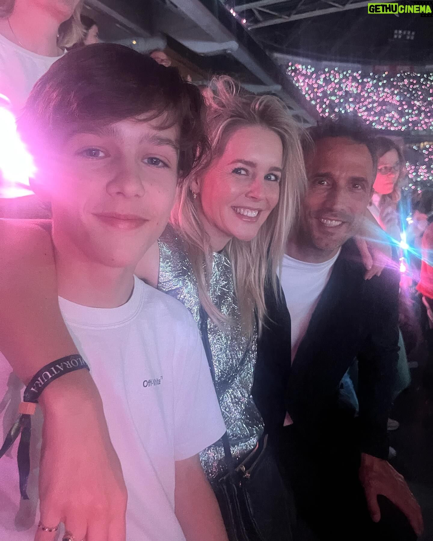 Chantal Janzen - 85.2K Likes - Op ‘t moment dat ik dit schrijf zaten m’n man en ik precies 15 jaar geleden in een ziekenhuis-kamer te wachten, ik met een buik alsof er een olifant in zat. Wat goddank niet zo was want olifanten zijn twee jaar zwanger. Ik had een geplande keizersnede, daar hadden we voor gekozen want onze baby zat andersom, met het hoofd boven. Om 07.45u werden we naar de operatiekamer gebracht, en daar werd ons aangeboden of ‘n aanwezige arts in opleiding foto’s zal maken met ons meegebrachte fototoestelletje. Tuurlijk, wat lief aangeboden, prachtig om te hebben voor later. Om 08.25u werd de leukste liefste mooiste baby geboren: James. Het eerste wat ik zei toen hij boven het groene doek werd getild was: ‘Hij lijkt op Zion!’ James was de allermooiste liefste baby, en ik spatte uit elkaar van trots. Toen ik in een aluminiumfolie-deken rillend bij lag te komen, vroeg een verpleegkundige aan me: Wat is het geworden? Ik heb volgens haar toen hard en dolgelukkig in die zaal geroepen: ‘Het is een jongen! Hij is zó mooi! En hij heet James!’.
Ieder jaar rakel ik dit verhaal weer op, draai ik deze film weer in m’n hoofd af. Doen jullie dat ook?
Hier thuis horen ze het iedere verjaardag weer gedwee doch zuchtend aan. Maar ja, ik heb geen keus joh. Want als ik kijk naar dit wezen, van nu 15 jaar oud, dan klap ik nog stééds uit elkaar van trots. Hij is nog steeds de allerallerliefste leukste knapste die er is. Met z’n grote muzikale hart en talent. Hij maakte mij voor het eerst moeder, door hem leerde ik de wereld beter kennen. En dat is tot op de dag van vandaag nog steeds zo. Hoeveel ik van hem hou kan ik simpelweg niet beschrijven, omdat het oneindig en ontelbaar is. Ik vind het prachtig om te zien hoe híj́ nu de wereld leert kennen, en ik verheug me erop om als ouders hierin achter, naast, en indien nodig, voor hem te staan. 15 jaar geleden kon ik me echt niet voorstellen dat je iedere dag meer van je kinderen zult gaan houden. Nu begrijp ik dat, omdat het zo is.
Zo, en nu ga ik ‘m veel te vroeg wakker maken. Met z’n geliefde Master of Puppets van Metallica op speaker❤️
P.S mocht iemand hier van jullie een keizersnede thuis willen uitoefenen, ik heb iedere stap op de foto👍🏼😬
