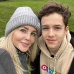 Chantal Janzen Instagram - Op ‘t moment dat ik dit schrijf zaten m’n man en ik precies 15 jaar geleden in een ziekenhuis-kamer te wachten, ik met een buik alsof er een olifant in zat. Wat goddank niet zo was want olifanten zijn twee jaar zwanger. Ik had een geplande keizersnede, daar hadden we voor gekozen want onze baby zat andersom, met het hoofd boven. Om 07.45u werden we naar de operatiekamer gebracht, en daar werd ons aangeboden of ‘n aanwezige arts in opleiding foto’s zal maken met ons meegebrachte fototoestelletje. Tuurlijk, wat lief aangeboden, prachtig om te hebben voor later. Om 08.25u werd de leukste liefste mooiste baby geboren: James. Het eerste wat ik zei toen hij boven het groene doek werd getild was: ‘Hij lijkt op Zion!’ James was de allermooiste liefste baby, en ik spatte uit elkaar van trots. Toen ik in een aluminiumfolie-deken rillend bij lag te komen, vroeg een verpleegkundige aan me: Wat is het geworden? Ik heb volgens haar toen hard en dolgelukkig in die zaal geroepen: ‘Het is een jongen! Hij is zó mooi! En hij heet James!’. Ieder jaar rakel ik dit verhaal weer op, draai ik deze film weer in m’n hoofd af. Doen jullie dat ook? Hier thuis horen ze het iedere verjaardag weer gedwee doch zuchtend aan. Maar ja, ik heb geen keus joh. Want als ik kijk naar dit wezen, van nu 15 jaar oud, dan klap ik nog stééds uit elkaar van trots. Hij is nog steeds de allerallerliefste leukste knapste die er is. Met z’n grote muzikale hart en talent. Hij maakte mij voor het eerst moeder, door hem leerde ik de wereld beter kennen. En dat is tot op de dag van vandaag nog steeds zo. Hoeveel ik van hem hou kan ik simpelweg niet beschrijven, omdat het oneindig en ontelbaar is. Ik vind het prachtig om te zien hoe híj́ nu de wereld leert kennen, en ik verheug me erop om als ouders hierin achter, naast, en indien nodig, voor hem te staan. 15 jaar geleden kon ik me echt niet voorstellen dat je iedere dag meer van je kinderen zult gaan houden. Nu begrijp ik dat, omdat het zo is. Zo, en nu ga ik ‘m veel te vroeg wakker maken. Met z’n geliefde Master of Puppets van Metallica op speaker❤️ P.S mocht iemand hier van jullie een keizersnede thuis willen uitoefenen, ik heb iedere stap op de foto👍🏼😬