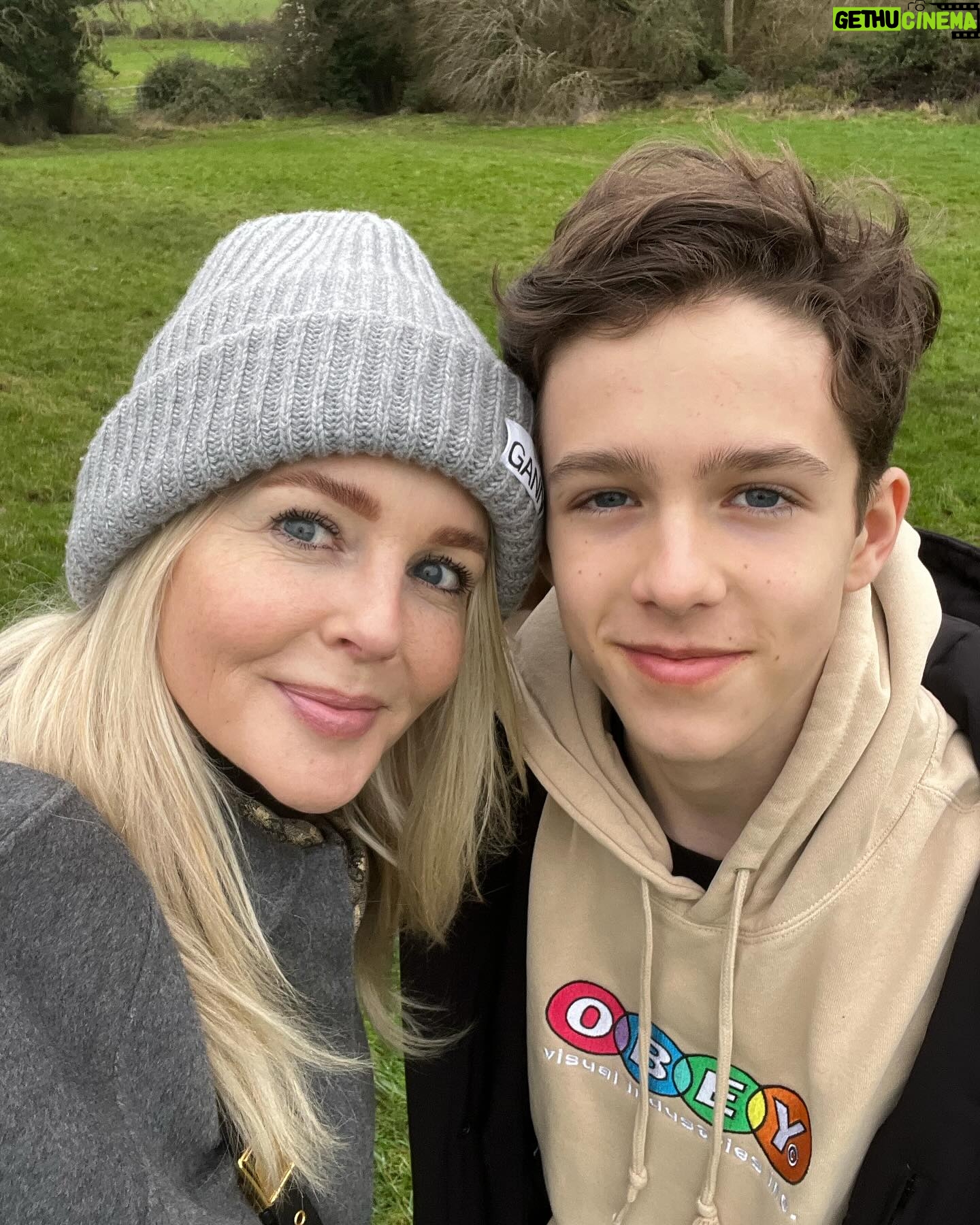 Chantal Janzen - 85.2K Likes - Op ‘t moment dat ik dit schrijf zaten m’n man en ik precies 15 jaar geleden in een ziekenhuis-kamer te wachten, ik met een buik alsof er een olifant in zat. Wat goddank niet zo was want olifanten zijn twee jaar zwanger. Ik had een geplande keizersnede, daar hadden we voor gekozen want onze baby zat andersom, met het hoofd boven. Om 07.45u werden we naar de operatiekamer gebracht, en daar werd ons aangeboden of ‘n aanwezige arts in opleiding foto’s zal maken met ons meegebrachte fototoestelletje. Tuurlijk, wat lief aangeboden, prachtig om te hebben voor later. Om 08.25u werd de leukste liefste mooiste baby geboren: James. Het eerste wat ik zei toen hij boven het groene doek werd getild was: ‘Hij lijkt op Zion!’ James was de allermooiste liefste baby, en ik spatte uit elkaar van trots. Toen ik in een aluminiumfolie-deken rillend bij lag te komen, vroeg een verpleegkundige aan me: Wat is het geworden? Ik heb volgens haar toen hard en dolgelukkig in die zaal geroepen: ‘Het is een jongen! Hij is zó mooi! En hij heet James!’.
Ieder jaar rakel ik dit verhaal weer op, draai ik deze film weer in m’n hoofd af. Doen jullie dat ook?
Hier thuis horen ze het iedere verjaardag weer gedwee doch zuchtend aan. Maar ja, ik heb geen keus joh. Want als ik kijk naar dit wezen, van nu 15 jaar oud, dan klap ik nog stééds uit elkaar van trots. Hij is nog steeds de allerallerliefste leukste knapste die er is. Met z’n grote muzikale hart en talent. Hij maakte mij voor het eerst moeder, door hem leerde ik de wereld beter kennen. En dat is tot op de dag van vandaag nog steeds zo. Hoeveel ik van hem hou kan ik simpelweg niet beschrijven, omdat het oneindig en ontelbaar is. Ik vind het prachtig om te zien hoe híj́ nu de wereld leert kennen, en ik verheug me erop om als ouders hierin achter, naast, en indien nodig, voor hem te staan. 15 jaar geleden kon ik me echt niet voorstellen dat je iedere dag meer van je kinderen zult gaan houden. Nu begrijp ik dat, omdat het zo is.
Zo, en nu ga ik ‘m veel te vroeg wakker maken. Met z’n geliefde Master of Puppets van Metallica op speaker❤️
P.S mocht iemand hier van jullie een keizersnede thuis willen uitoefenen, ik heb iedere stap op de foto👍🏼😬