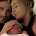 Chantal Janzen Instagram – How it started > How it’s going

BOBBY 4 JAAR! 
Vier! 
Ik kan nu zoveel schrijven over hem, maar dat lukt me niet vanochtend. Ik moet nu naar beneden om niet één maar twéé broodtrommels klaar te maken. En om de wafels van zn opa in een tas te doen want daar gaat ie op trakteren vandaag, op zn eerste officiële schooldag. Bobby. Die liefste Bob. Die geluksbom. Die jongen die zonnestralen op je schijnt als ie naar je kijkt. Vanaf dat eerste moment dat je naar ons keek. Naar onze fijne familie van 6, waar jij de 7e van werd. 
Zo dankbaar dat we jou mochten krijgen. Jij met je eigen stylo en je goeie mood. 
Ik kan het eigenlijk in één zin zeggen: 
Wat een geluk dat jij bij ons bent gekomen. 
WAT. EEN. GELUK. 
Groei maar lieve Bobby. 
Ga, groei, geef, geniet. 
Het leven is prachtig. 
Net als jij❤️