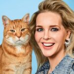 Chantal Janzen Instagram – ‘Zo zo, wat een pittige poes, nou nou, kittige kwaaie kat, ze is vast ongesteld? Wat een bitch, kapsoneswijf, die heeft het op dr heupen, vrouwen worden ook zó snel emotioneel’. 
Dit kregen we van jullie terug op de vraag: Werden jullie ooit dom en seksistisch beoordeeld toen jullie uit je plaat gingen op het werk of daarbuiten? Wordt er anders gereageerd op mannen, op mensen, die zich hetzelfde gedragen? Zijn het vaak vrouwen die in hun schulp kruipen als er tegen ze geschreeuwd wordt? En een schreeuwende man lijkt nog steeds minder snel tegengas te krijgen. 
En jullie zeiden ook: ‘maar mag er dan helemaal níks meer?’ Kan ruziemaken met een collega of leidinggevende nog wel? Of wordt dit meteen geschaard onder grensoverschrijdend of intimiderend gedrag? Hierover gaat ons nieuwe nummer ‘Boos worden voor dummies’. 
De zin ‘maar mag er dan helemaal níks meer’ vind ik overigens dom. Natuurlijk wel, maar er zijn grenzen. Die moet je weten, onderzoeken, uitspreken. Je gezond verstand gebruiken. Wat ik van deze situaties en de grote misstanden in mijn eigen vak vind, lees je in mijn editorial. 
Wat betreft veel (kleinere) zaken: ga zsm de confrontatie aan. Hoe lastig dat ook is, zeker bij een ruzie of onvrede. Dan ben je maar een kwaaie kat of pittige poes. Maar tenminste wel een eerlijke kwaaie kat. Of een kwetsbare. Ook goed. Alles beter dan boos, bang, met ruzie, een schuld- of klotegevoel achterblijven. LOS.HET.OP. 
Vind je dat moeilijk? En hoe doe je dat dan? Schrijven we ook over in dit nummer. Confronteren kun je leren. Ook dat ruzie maken ok is, maar dat je je, ongeacht ieders functie wel ok moet blijven gedragen. Radiostilte, frustratie, of ruzie in stand houden is zo klote. Bel die vriendin waar je gedoe mee hebt. Spreek die collega aan, zoek die vriend op die jij liet zitten in een voor hem pittige tijd. Zeg dat je fout zat. Want, en nu sluit ik af met een reden die zo cliché is dat je je telefoon erna van ergernis tegen de muur wil gooien als je ‘m leest, maar dat risico neem ik zeer graag:
Daar is het leven echt te kort voor. 

Het nummer ‘Boos worden voor dummies’, ligt vanaf nu in de winkel. 
En even, hoe fantastisch is deze blik van mijn covercollega?