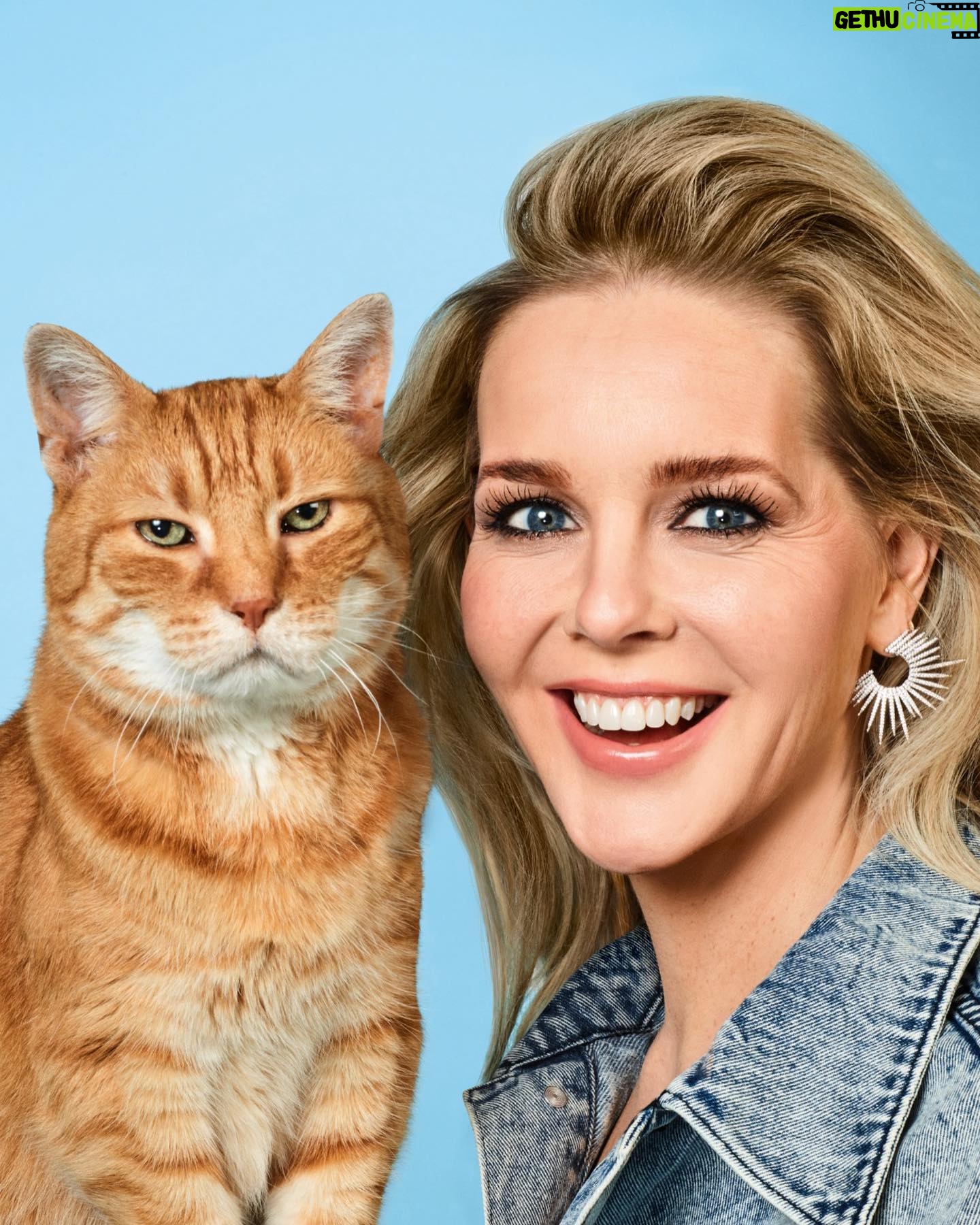 Chantal Janzen Instagram - ‘Zo zo, wat een pittige poes, nou nou, kittige kwaaie kat, ze is vast ongesteld? Wat een bitch, kapsoneswijf, die heeft het op dr heupen, vrouwen worden ook zó snel emotioneel’. Dit kregen we van jullie terug op de vraag: Werden jullie ooit dom en seksistisch beoordeeld toen jullie uit je plaat gingen op het werk of daarbuiten? Wordt er anders gereageerd op mannen, op mensen, die zich hetzelfde gedragen? Zijn het vaak vrouwen die in hun schulp kruipen als er tegen ze geschreeuwd wordt? En een schreeuwende man lijkt nog steeds minder snel tegengas te krijgen. En jullie zeiden ook: ‘maar mag er dan helemaal níks meer?’ Kan ruziemaken met een collega of leidinggevende nog wel? Of wordt dit meteen geschaard onder grensoverschrijdend of intimiderend gedrag? Hierover gaat ons nieuwe nummer ‘Boos worden voor dummies’. De zin ‘maar mag er dan helemaal níks meer’ vind ik overigens dom. Natuurlijk wel, maar er zijn grenzen. Die moet je weten, onderzoeken, uitspreken. Je gezond verstand gebruiken. Wat ik van deze situaties en de grote misstanden in mijn eigen vak vind, lees je in mijn editorial. Wat betreft veel (kleinere) zaken: ga zsm de confrontatie aan. Hoe lastig dat ook is, zeker bij een ruzie of onvrede. Dan ben je maar een kwaaie kat of pittige poes. Maar tenminste wel een eerlijke kwaaie kat. Of een kwetsbare. Ook goed. Alles beter dan boos, bang, met ruzie, een schuld- of klotegevoel achterblijven. LOS.HET.OP. Vind je dat moeilijk? En hoe doe je dat dan? Schrijven we ook over in dit nummer. Confronteren kun je leren. Ook dat ruzie maken ok is, maar dat je je, ongeacht ieders functie wel ok moet blijven gedragen. Radiostilte, frustratie, of ruzie in stand houden is zo klote. Bel die vriendin waar je gedoe mee hebt. Spreek die collega aan, zoek die vriend op die jij liet zitten in een voor hem pittige tijd. Zeg dat je fout zat. Want, en nu sluit ik af met een reden die zo cliché is dat je je telefoon erna van ergernis tegen de muur wil gooien als je ‘m leest, maar dat risico neem ik zeer graag: Daar is het leven echt te kort voor. Het nummer ‘Boos worden voor dummies’, ligt vanaf nu in de winkel. En even, hoe fantastisch is deze blik van mijn covercollega?
