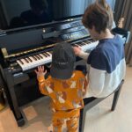 Chantal Janzen Instagram – Of ik iets met de piano heb, was de vraag van Rtl toen ze dit programma aan me voorlegden. Dat ik ‘iets met piano heb’ is een understatement. Ik ben ermee opgegroeid. Ik weet niet beter dan dat ik altijd pianospel hoorde thuis, en dat kwam door mijn vader. Mijn broer en ik zijn opgevoed met heel veel muziek thuis, jazz, Nina Simone, veeeel Duitse schlagers, chansons (mama), James Last, Richard Clayderman, Louis van Dijk, allemaal gespeeld door papa op de piano. Want *zet nu je Jambers-stem op*: Overdag was hij zweminstructeur, maar ‘s avonds en in de weekenden was hij pianist. Daar verdiende hij niet de wereld mee, maar hij MOEST het doen. Vanuit zichzelf, vanuit de liefde voor dat instrument. Nu geniet hij van zijn pensioen, maar speelt nog steeds. Zoals ‘n paar keer per week vrijwillig in de hal van het ziekenhuis in Venlo. ‘Om ‘t voor de mensen daar wat leuker te maken’, zegt hij zelf. Trots zijn we op ‘m. M’n broer en ik, en later ook onze kinderen werden al vanaf dat we baby waren op die kruk gezet. Iedere keer als ik pianospel hoor brengt het me thuis. Herinneringen uit en voor het leven. Alleen maar moois, warms en goeds. Iedereen heeft toch wel íets met de piano?
Zo’n openbare piano die wordt bespeeld op een station, op een plein, in een hal, of op straat brengt altijd iets positiefs. Ik denk dan altijd Wie zíj́n deze mensen? Wat is hun verhaal? Wat doen ze in ‘t dagelijks leven? Met plezier en ontroerd mocht ik naast hen zitten en luisteren naar de amateur-pianisten die plaats namen op onze kruk. En ik heb er niet doorheen gekwaakt (zie laatste video). Met als verrassing voor hen, worden bewonderd door 1 van onze beste concertpianisten @dariavandenbercken , en @dominicseldisofficial en @vanvelzenmusic . 
En nu mogen JULLIE hier eindelijk van genieten. Van hun verhalen, hun drijfveer en vooral: hun liefde voor de piano. Het favoriete muziekinstrument van de mens. 
Ik hoop dat jullie gaan kijken. En mocht je iets anders gaan kijken, hallo nieuwe wereld, kijk het dan terug. Want ja, het is een gedurfd programma van en bij Rtl.❤️
En dankjewel pap

Vanavond 20.30u op Rtl4, De Piano.