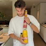Chantal Janzen Instagram - Afgelopen vrijdag kwam m’n bonuszoon zo brak als ‘n kanarie de keuken in, plunderde zoals altijd onze koelkast, ging op het aanrecht zitten en ik hoorde hem snuivend van ‘t lachen ‘n foto maken. Vond ik al irritant. Hij moet mij altijd hebben. Ik was een foto aan het maken wat me nog niet goed lukte. Hij: Wat dóe jij? Ik: Foto aan ‘t maken met nieuwe spullen Hij: En dat moet zo moeilijk? Ik, geirriteerd: Nee niks moeilijk, ik wil ‘t juist gewóón hebben, lekker en fris Hij: Lekker en fris..? Ha! En waarom ga JIJ dan op de foto? Ik heb ‘m zonder te knipperen de spullen in zn handen geduwd, hij stribbelde pittig tegen met ‘oooh nee ècht niet, niet vandaag met m’n brakke kop, kijk m’n wallen, iedereen gaat dit zien joh!’. Maar te laat, kameraad. Dus: Komt dat zien komt dat zien mensen! Dit on-ge-lo-fe-lijk LEKKER EN FRIS model! Met onze nieuwste &C parels: CHOCOLADE EN JUICES!👄 Lekker en fris, dus. En onze &C Coffee was er ook al. Wat vanwege de aard van het product getoond wordt door iemand die het niet louter van z’n looks moet hebben, maar door iemand met karakter => zie laatste foto Nu had ik het liefste @zgeeratz op een niet-elektrische fiets door weer en wind door het land willen laten crossen, maar we ontwikkelen onze @andcgram lekkernijen samen met, èn ze zijn exclusief verkrijgbaar bij: @flinknederland En met de code FLINKXANDC, ontvang je als nieuwe klant €15 korting op je eerste bestelling vanaf €30. Superfijn! Voor bijvoorbeeld jongeren, die ineens geen toegang meer krijgen tot de koelkast van hun ouders! GENIET ERVAN! 🍫🧃 KIJK ZION HET WAS TOCH NIET ALLEEN MAAR VOOR INTERN GEBRUIK🤡 Oh en ik had jouw foto’s natuurlijk kúnnen photoshoppen maar: ik heb die app niet, want dat mocht ooit niet van jou, WEET JE NOG👋🏼