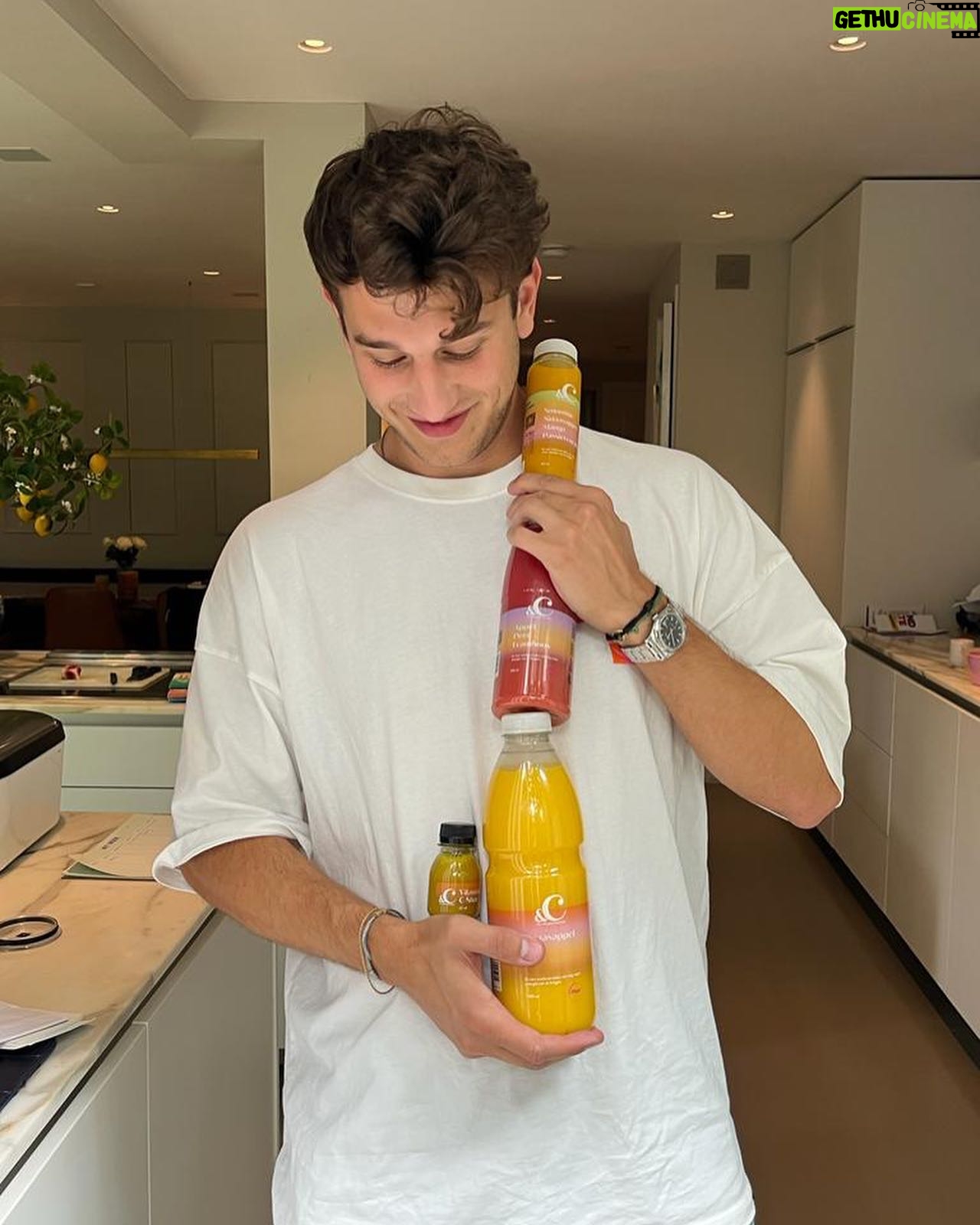 Chantal Janzen - 59K Likes - Afgelopen vrijdag kwam m’n bonuszoon zo brak als ‘n kanarie de keuken in, plunderde zoals altijd onze koelkast, ging op het aanrecht zitten en ik hoorde hem snuivend van ‘t lachen ‘n foto maken.
Vond ik al irritant. Hij moet mij altijd hebben.
Ik was een foto aan het maken wat me nog niet goed lukte.
Hij: Wat dóe jij?
Ik: Foto aan ‘t maken met nieuwe spullen
Hij: En dat moet zo moeilijk?
Ik, geirriteerd: Nee niks moeilijk, ik wil ‘t juist gewóón hebben, lekker en fris
Hij: Lekker en fris..? Ha! En waarom ga JIJ dan op de foto?
Ik heb ‘m zonder te knipperen de spullen in zn handen geduwd, hij stribbelde pittig tegen met ‘oooh nee ècht niet, niet vandaag met m’n brakke kop, kijk m’n wallen, iedereen gaat dit zien joh!’.
Maar te laat, kameraad.
Dus: Komt dat zien komt dat zien mensen!
Dit on-ge-lo-fe-lijk LEKKER EN FRIS model!
Met onze nieuwste &C parels:
CHOCOLADE EN JUICES!👄
Lekker en fris, dus.
En onze &C Coffee was er ook al.
Wat vanwege de aard van het product getoond wordt door iemand die het niet louter van z’n looks moet hebben, maar door iemand met karakter => zie laatste foto
Nu had ik het liefste @zgeeratz op een niet-elektrische fiets door weer en wind door het land willen laten crossen, maar we ontwikkelen onze @andcgram lekkernijen samen met, èn ze zijn exclusief verkrijgbaar bij: @flinknederland
En met de code FLINKXANDC, ontvang je als nieuwe klant €15 korting op je eerste bestelling vanaf €30.
Superfijn! Voor bijvoorbeeld jongeren, die ineens geen toegang meer krijgen tot de koelkast van hun ouders!
GENIET ERVAN! 🍫🧃
KIJK ZION HET WAS TOCH NIET ALLEEN MAAR VOOR INTERN GEBRUIK🤡
Oh en ik had jouw foto’s natuurlijk kúnnen photoshoppen maar: ik heb die app niet, want dat mocht ooit niet van jou, WEET JE NOG👋🏼
