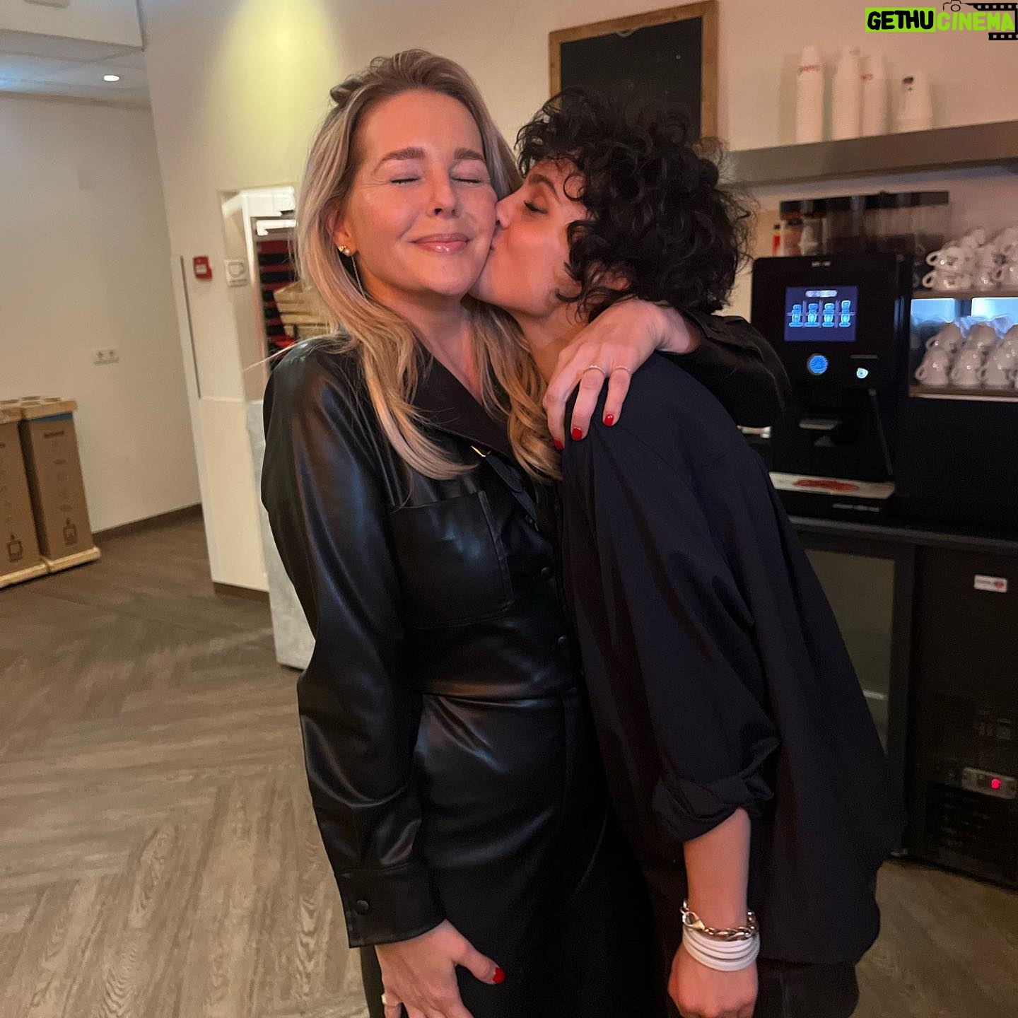 Chantal Janzen Instagram - ❤️ Liefde op het eerste gehoor, en daarna gezicht, in mei 2021 op het Eurovisie Songfestival, en elkaar sindsdien niet meer losgelaten. Love you @babpravi 🧚🏼♂️, even more than bitterballs Check mn stories voor haar speellijst, want als ze weer in Nederland is: GA! Zo knap wat ze doet, deze one woman show. 29 jaar, ze danst, zingt, vertelt. Steengoeie band, prachtige nummers en verhalen. Ja, ook als je geen enkel woord Frans verstaat is het geweldig. Voilà.