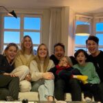 Chantal Janzen Instagram – 15 jaar geleden werd ik verliefd op de liefde van mijn leven en die bracht 3 lieve mensjes mee van destijds 16, 12, en 8 jaar. Kinderen die mij, na een tijdje, een bonusmoeder maakten. 
Twee jaar daarna werd ik moeder van James, en als kers op de taart werd ik dat nog een keer 4 jaar geleden van Bobby. 
Als je mij dit zo’n 16 jaar geleden had verteld dat een gezin, een groot gezin, het belangrijkste in mijn leven zou worden had ik het echt nooit geloofd. Maar ik ben hier het meest trots op, van alles waar ik tot nu toe in mn leven deel van uit mocht maken. Ik heb een mooi voorbeeld gehad en dat heb ik nog steeds, door mijn vader moeder en broer, van hoe een mooi gezin moet zijn. Trots ben ik ook op het feit dat mijn moeder gisteren stuurt naar mn oudste bonusdochter dat een foto van haar en haar broer en zus, die na een lange tijd eindelijk weer samenzijn, haar zo ontroert. Trots op het lieve bericht wat hun leuke moeder en ik vandaag op Moederdag aan elkaar stuurden. Op mn gelukkigst ben ik als ik die 5 kinderen samen zie, hoe lief ze voor elkaar zijn en hoeveel lol ze hebben, samen met hun allerleukste vader. Ging dat al die jaren allemaal al zo makkelijk? Nee. Ups, downs, begrip, onbegrip, verdriet, teleurstelling, fouten, geluk, verlies, verwachtingen, onvolwassenheid als volwassene zijnde, kortom: zoveel dingen waar ik NIET trots op ben. Maar, dat is ook ok. En allesbehalve raar. Je zet meerdere vreemde mensen ineens bij elkaar, puur en alleen omdat er twee volwassenen zijn die persé samen willen zijn. 
Maar omdat er altijd genoeg liefde was, kwam het goed. Dan was en is het goed. Echt waar. En wordt het ‘t allermooiste in je leven, waar je van alle dingen die je doet of hebt gedaan het meest trots op kunt zijn. Moet zijn. Want het was soms hard werken, voor ieder van ons, en het gaat bij niemand alleen maar makkelijk. Het is namelijk niet niks, (bonus)moeder worden en zijn, maar uiteindelijk is dat wat ‘niet niks’ was, alles. 

Liefs voor alle moeders in alle vormen ❤️