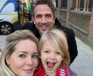 Chantal Janzen Instagram - How it started > How it’s going

BOBBY 4 JAAR! 
Vier! 
Ik kan nu zoveel schrijven over hem, maar dat lukt me niet vanochtend. Ik moet nu naar beneden om niet één maar twéé broodtrommels klaar te maken. En om de wafels van zn opa in een tas te doen want daar gaat ie op trakteren vandaag, op zn eerste officiële schooldag. Bobby. Die liefste Bob. Die geluksbom. Die jongen die zonnestralen op je schijnt als ie naar je kijkt. Vanaf dat eerste moment dat je naar ons keek. Naar onze fijne familie van 6, waar jij de 7e van werd. 
Zo dankbaar dat we jou mochten krijgen. Jij met je eigen stylo en je goeie mood. 
Ik kan het eigenlijk in één zin zeggen: 
Wat een geluk dat jij bij ons bent gekomen. 
WAT. EEN. GELUK. 
Groei maar lieve Bobby. 
Ga, groei, geef, geniet. 
Het leven is prachtig. 
Net als jij❤️