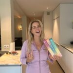 Chantal Janzen Instagram - Afgelopen vrijdag kwam m’n bonuszoon zo brak als ‘n kanarie de keuken in, plunderde zoals altijd onze koelkast, ging op het aanrecht zitten en ik hoorde hem snuivend van ‘t lachen ‘n foto maken. Vond ik al irritant. Hij moet mij altijd hebben. Ik was een foto aan het maken wat me nog niet goed lukte. Hij: Wat dóe jij? Ik: Foto aan ‘t maken met nieuwe spullen Hij: En dat moet zo moeilijk? Ik, geirriteerd: Nee niks moeilijk, ik wil ‘t juist gewóón hebben, lekker en fris Hij: Lekker en fris..? Ha! En waarom ga JIJ dan op de foto? Ik heb ‘m zonder te knipperen de spullen in zn handen geduwd, hij stribbelde pittig tegen met ‘oooh nee ècht niet, niet vandaag met m’n brakke kop, kijk m’n wallen, iedereen gaat dit zien joh!’. Maar te laat, kameraad. Dus: Komt dat zien komt dat zien mensen! Dit on-ge-lo-fe-lijk LEKKER EN FRIS model! Met onze nieuwste &C parels: CHOCOLADE EN JUICES!👄 Lekker en fris, dus. En onze &C Coffee was er ook al. Wat vanwege de aard van het product getoond wordt door iemand die het niet louter van z’n looks moet hebben, maar door iemand met karakter => zie laatste foto Nu had ik het liefste @zgeeratz op een niet-elektrische fiets door weer en wind door het land willen laten crossen, maar we ontwikkelen onze @andcgram lekkernijen samen met, èn ze zijn exclusief verkrijgbaar bij: @flinknederland En met de code FLINKXANDC, ontvang je als nieuwe klant €15 korting op je eerste bestelling vanaf €30. Superfijn! Voor bijvoorbeeld jongeren, die ineens geen toegang meer krijgen tot de koelkast van hun ouders! GENIET ERVAN! 🍫🧃 KIJK ZION HET WAS TOCH NIET ALLEEN MAAR VOOR INTERN GEBRUIK🤡 Oh en ik had jouw foto’s natuurlijk kúnnen photoshoppen maar: ik heb die app niet, want dat mocht ooit niet van jou, WEET JE NOG👋🏼