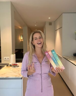 Chantal Janzen Instagram - Afgelopen vrijdag kwam m’n bonuszoon zo brak als ‘n kanarie de keuken in, plunderde zoals altijd onze koelkast, ging op het aanrecht zitten en ik hoorde hem snuivend van ‘t lachen ‘n foto maken. 
Vond ik al irritant. Hij moet mij altijd hebben. 
Ik was een foto aan het maken wat me nog niet goed lukte. 
Hij: Wat dóe jij?
Ik: Foto aan ‘t maken met nieuwe spullen
Hij: En dat moet zo moeilijk? 
Ik, geirriteerd: Nee niks moeilijk, ik wil ‘t juist gewóón hebben, lekker en fris 
Hij: Lekker en fris..? Ha! En waarom ga JIJ dan op de foto? 

Ik heb ‘m zonder te knipperen de spullen in zn handen geduwd, hij stribbelde pittig tegen met ‘oooh nee ècht niet, niet vandaag met m’n brakke kop, kijk m’n wallen, iedereen gaat dit zien joh!’. 
Maar te laat, kameraad. 

Dus: Komt dat zien komt dat zien mensen! 
Dit on-ge-lo-fe-lijk LEKKER EN FRIS model! 
Met onze nieuwste &C parels:
CHOCOLADE EN JUICES!👄
Lekker en fris, dus. 
En onze &C Coffee was er ook al. 
Wat vanwege de aard van het product getoond wordt door iemand die het niet louter van z’n looks moet hebben, maar door iemand met karakter => zie laatste foto

Nu had ik het liefste @zgeeratz op een niet-elektrische fiets door weer en wind door het land willen laten crossen, maar we ontwikkelen onze @andcgram lekkernijen samen met, èn ze zijn exclusief verkrijgbaar bij: @flinknederland 
En met de code FLINKXANDC, ontvang je als nieuwe klant €15 korting op je eerste bestelling vanaf €30. 
Superfijn! Voor bijvoorbeeld jongeren, die ineens geen toegang meer krijgen tot de koelkast van hun ouders! 
GENIET ERVAN! 🍫🧃

KIJK ZION HET WAS TOCH NIET ALLEEN MAAR VOOR INTERN GEBRUIK🤡 
Oh en ik had jouw foto’s natuurlijk kúnnen photoshoppen maar: ik heb die app niet, want dat mocht ooit niet van jou, WEET JE NOG👋🏼