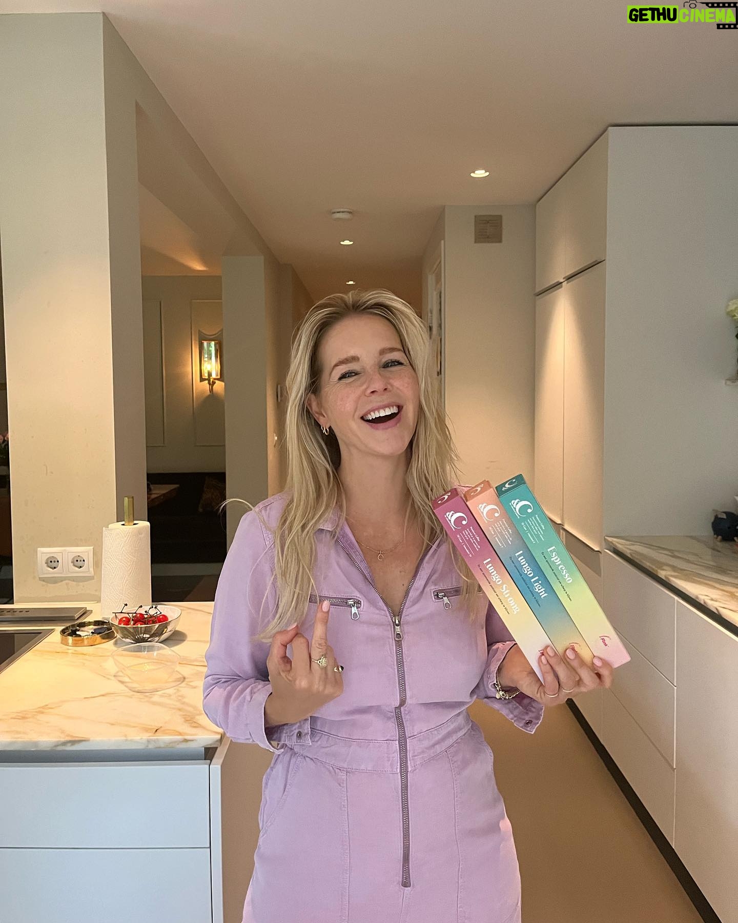Chantal Janzen - 59K Likes - Afgelopen vrijdag kwam m’n bonuszoon zo brak als ‘n kanarie de keuken in, plunderde zoals altijd onze koelkast, ging op het aanrecht zitten en ik hoorde hem snuivend van ‘t lachen ‘n foto maken.
Vond ik al irritant. Hij moet mij altijd hebben.
Ik was een foto aan het maken wat me nog niet goed lukte.
Hij: Wat dóe jij?
Ik: Foto aan ‘t maken met nieuwe spullen
Hij: En dat moet zo moeilijk?
Ik, geirriteerd: Nee niks moeilijk, ik wil ‘t juist gewóón hebben, lekker en fris
Hij: Lekker en fris..? Ha! En waarom ga JIJ dan op de foto?
Ik heb ‘m zonder te knipperen de spullen in zn handen geduwd, hij stribbelde pittig tegen met ‘oooh nee ècht niet, niet vandaag met m’n brakke kop, kijk m’n wallen, iedereen gaat dit zien joh!’.
Maar te laat, kameraad.
Dus: Komt dat zien komt dat zien mensen!
Dit on-ge-lo-fe-lijk LEKKER EN FRIS model!
Met onze nieuwste &C parels:
CHOCOLADE EN JUICES!👄
Lekker en fris, dus.
En onze &C Coffee was er ook al.
Wat vanwege de aard van het product getoond wordt door iemand die het niet louter van z’n looks moet hebben, maar door iemand met karakter => zie laatste foto
Nu had ik het liefste @zgeeratz op een niet-elektrische fiets door weer en wind door het land willen laten crossen, maar we ontwikkelen onze @andcgram lekkernijen samen met, èn ze zijn exclusief verkrijgbaar bij: @flinknederland
En met de code FLINKXANDC, ontvang je als nieuwe klant €15 korting op je eerste bestelling vanaf €30.
Superfijn! Voor bijvoorbeeld jongeren, die ineens geen toegang meer krijgen tot de koelkast van hun ouders!
GENIET ERVAN! 🍫🧃
KIJK ZION HET WAS TOCH NIET ALLEEN MAAR VOOR INTERN GEBRUIK🤡
Oh en ik had jouw foto’s natuurlijk kúnnen photoshoppen maar: ik heb die app niet, want dat mocht ooit niet van jou, WEET JE NOG👋🏼