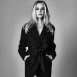 Chantal Janzen Instagram – Mijn favoriete speelgoed vroeger was de ‘Modewijzer’, waarmee je eigen outfits kon creëren op papier. Er was een reclame op tv van dit ding, en ik smeekte er echt om. Dat ik dolgelukkig was toen ik hem eindelijk kreeg met kerst, dat zie je wel aan m’n gezicht. M’n broer wist ook hoe graag ik dit wilde, dus die was plaatsvervangend blij. En dat zie je ook wel aan zíjn gezicht. Die Modewijzer heb ik echt versleten. Die krijtjes die erbij zaten leken dat al te zijn na pas 3x te hebben gebruikt. Maar, het idee van een eigen kledinglijn is altijd in mn hoofd gebleven, dat leek me geweldig. Maar ik wilde niet slechts het commerciële gezicht zijn van een merk, ik wil er echt mijn eigen ideeën en smaak aan toevoegen, van de vorm van de broeken tot aan de rits en knopen. En het moet een merk zijn wat ik zelf al draag. Dus ik ging praten met FIFTH HOUSE, daar hangt al vanaf de start veel van in m’n kast. Altijd gekocht, nooit gekregen. Daar moet ik het met Nikkie nog wel over hebben. Enfin. Met hen kwamen we al snel tot de invulling die paste. Nikkie’s bevlogenheid en betrokkenheid wat betreft haar merken is groot, dus samen hebben wij met het topteam van FIFTH HOUSE en &C, iets heel moois neergezet. Na bijna een jaar voorbereiding kunnen ze mijn vragen als ‘Kun je hier wel in fietsen’, ‘Kan dit ook met stretch’ en ‘Dit moet je toch ook met gympen kunnen dragen’ al bijna niet meer horen.
Ik kan niet wachten om de kleding in de winkels te zien hangen, laat staan iemand te spotten in mijn broek trui jas shirt of blouse. Wel zou ik bij deze graag aan jullie willen vragen om dan ter plekke naar mij te roepen: ‘Heb ik wat van je aan ofzo?’ Zodat ik daar dan volmondig en veel te blij ‘ja’! op kan zeggen. 
Nog efkes wachten, in januari 2024 ligt de collectie in de winkels. Ik kijk er naar uit. 

Och dit had os Sjetalleke van 7 jaor destieds ens motte weite.❤️

Dank @philippevogelenzang voor de prachtige campagne shoot.

&C FIFTH HOUSE
Fotografie @philippevogelenzang 
Styling
 @kelly_huijsman_styling 
Haar & makeup
 @lecolook 

&C FIFTH HOUSE
Vanaf januari 2024 
online en in de winkels verkrijgbaar.