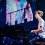 Chantal Janzen Instagram – Of ik iets met de piano heb, was de vraag van Rtl toen ze dit programma aan me voorlegden. Dat ik ‘iets met piano heb’ is een understatement. Ik ben ermee opgegroeid. Ik weet niet beter dan dat ik altijd pianospel hoorde thuis, en dat kwam door mijn vader. Mijn broer en ik zijn opgevoed met heel veel muziek thuis, jazz, Nina Simone, veeeel Duitse schlagers, chansons (mama), James Last, Richard Clayderman, Louis van Dijk, allemaal gespeeld door papa op de piano. Want *zet nu je Jambers-stem op*: Overdag was hij zweminstructeur, maar ‘s avonds en in de weekenden was hij pianist. Daar verdiende hij niet de wereld mee, maar hij MOEST het doen. Vanuit zichzelf, vanuit de liefde voor dat instrument. Nu geniet hij van zijn pensioen, maar speelt nog steeds. Zoals ‘n paar keer per week vrijwillig in de hal van het ziekenhuis in Venlo. ‘Om ‘t voor de mensen daar wat leuker te maken’, zegt hij zelf. Trots zijn we op ‘m. M’n broer en ik, en later ook onze kinderen werden al vanaf dat we baby waren op die kruk gezet. Iedere keer als ik pianospel hoor brengt het me thuis. Herinneringen uit en voor het leven. Alleen maar moois, warms en goeds. Iedereen heeft toch wel íets met de piano?
Zo’n openbare piano die wordt bespeeld op een station, op een plein, in een hal, of op straat brengt altijd iets positiefs. Ik denk dan altijd Wie zíj́n deze mensen? Wat is hun verhaal? Wat doen ze in ‘t dagelijks leven? Met plezier en ontroerd mocht ik naast hen zitten en luisteren naar de amateur-pianisten die plaats namen op onze kruk. En ik heb er niet doorheen gekwaakt (zie laatste video). Met als verrassing voor hen, worden bewonderd door 1 van onze beste concertpianisten @dariavandenbercken , en @dominicseldisofficial en @vanvelzenmusic . 
En nu mogen JULLIE hier eindelijk van genieten. Van hun verhalen, hun drijfveer en vooral: hun liefde voor de piano. Het favoriete muziekinstrument van de mens. 
Ik hoop dat jullie gaan kijken. En mocht je iets anders gaan kijken, hallo nieuwe wereld, kijk het dan terug. Want ja, het is een gedurfd programma van en bij Rtl.❤️
En dankjewel pap

Vanavond 20.30u op Rtl4, De Piano.