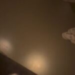Chantal Janzen Instagram - ‘S ochtends vroeg als je je kleuter hoort roepen, terugroepen dat ie ‘Écht nog even moet blijven liggen want het is nog heeeeel vroeg!’ en dan hééél gauw met een paniekhoofd en in je blote kont naar beneden rennen en bijna op je gezicht gaan omdat je twee treden mist, puur omdat je de avond ervoor iets vergeten bent te doen met een schoentje. Het resultaat was nog best creatief vond ik zelf, de schoen verplaatsen. Maar, te vroeg gejuicht, heb toch een steek laten vallen: de doos met pepernoten, chocolade munten, inpakpapiertjes EN OPTIONELE KLEINE KADOOTJES gewoon open ernaast laten staan. Maar, Berry Beige had niks door, uiteraard👍🏼 #sintwasnogmoe #sinthadeenfilmgekekenduslaatnaarbed #sintheeftookeeneigenleven #doorhetoogvandestaf