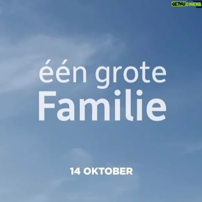 Chantal Janzen Instagram - Vanavond is het zover! De eerste aflevering van EÉN GROTE FAMILIE. Wat was dit geweldig om met zn allen te maken. Het begon met een idee aan de keukentafel, waar we al bijna 17 jaar met ons samengesteld gezin aan mogen zitten. Karakters werden bedacht, grote verhaallijnen werden op papier gezet, (weet je nog, onze kladpapier stamboom @reiniersmit?) Een topteam van schrijvers ging aan de slag, acteurs werden gecast, (let op de kinderen, die zijn fantastisch) en dat alles onder leiding van regisseur Will Koopman. Het is een zeer dierbaar project, om aan de wieg te staan van een dramaserie was ontzettend bijzonder, om een idee werkelijkheid zien worden en uiteindelijk een droom van een project als resultaat. We zijn er met zn allen ontzettend trots op, en wensen jullie heel heel heel veel plezier bij het kijken🥹❤️ De eerste aflevering van ‘Eén grote familie’ is vanavond om 21.30u te zien op Rtl4, en vanaf VANDAAG volledig te bingen op Videoland! Dank aan alle geweldige acteurs, schrijvers, crew, productie en medewerkers. Itv en &C TV als producenten, en last but not least, Oost-Knollendam. Wat we afgelopen zomer bijna 4 maanden lang op zn kop hebben gezet met onze filmcrew. Regie en creatieve supervisie: Will Koopman Esther Nieuwkoop Reinier Smit Main cast: @lykelemuus @joydelima @jeroentjes @selinevani @noellesimson_ @josephine.arendsen.official @oskardtransue @doris_zuijderland #silou #moos @huubstapel @vlootjuh @tina10a Schrijvers: Alieke van Saarloos Inge Hardeman Jop Esmeijer Reinier Smit Eva Hoeke De fantastische crew olv Itv in co-productie met &C TV DANK ALLEMAAL 🙏🏻 En jullie: Veel plezier!!! 21.30u Rtl4