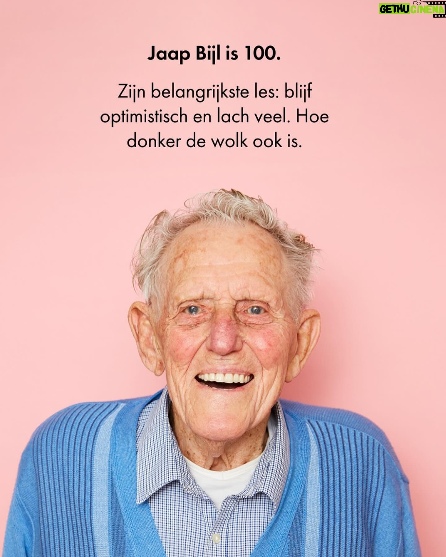 Chantal Janzen Instagram - Het HONDERDSTE nummer van &C ligt nu in de winkels. 100! Potver jongens wat een prachtig getal. Gemaakt door een prachtig team. Dankbaar voor, en op naar al het moois wat er staat te gebeuren in 2024..šš» Om te vieren is er ook veel moois te winnen, voor jullie, de lezers, maar vooral veel moois te lezen. Zoals deze portretten, die ik zo ontroerend vind in dit jubileum nummer. Kijk naar, en lees een stukje van deze geweldig lieve mensen, die in de winter van hun leven zijn. Die om en nabij al 100 jaar hun leven leven. Geniet en leer van hun lessen, adviezen en hun opvallend optimistische kijk op de wereld. Prachtig vind ik dit geworden. En ik mocht hier erbij zeggen dat ze āvereerd waren en het een werkelijk Ć©nige dagā vondenš„¹ā¤ļø Jaap Bijl, 100. Zijn belangrijkste les: blijf optimistisch en lach veel. Hoe donker de wolk ook is. āIn een goed huwelijk is het aanpassen, geven, nĆ©t iets meer dan je misschien zou willenā *Jaap Bijl is 28 november j.l helaas overleden. Dit kwam ons vandaag ter ore via zijn familie. We zijn zeer vereerd dat we hem nog voor &C mochten portretteren. Cora Perlee, 100. Ontzeg jezelf niet te veel en investeer in mooie dingen, is haar advies. āIk denk dat ik zo oud ben geworden omdat ik meerdere keren per dag cappuccino met slagroom drinkā Huibert Buvens, 100. Hij luistert altijd naar zijn kleinkinderen, zo blijft hij zijn geest verrijken. āElke vrijdag lunch ik met mijn kinderen. Die zijn inmiddels ook allemaal met pensioenā Corrie de Dood, 101. Kies voor jezelf, vindt Corrie, en kijk niet te veel achterom. āScheiden was uit den boze, de pastoor drukte de bijbel in mijn hand toen hij er weet van kreegā Ria Laanbroek, 99. Haar geheim? Ze heeft zich altijd nuttig gemaakt, en kijkt naar wat er nog wĆ©l kan. āIk ben inmiddels behoorlijk doof. Mensen moeten soms heel hard naar me roepenā Het 100e nummer van &C is nu verkrijgbaar, ook onlineā¤ļøšš» Interviews: @kimpalmaccio āØFotografie: @rafaelbergman Haar & make-up voor Ria, Corrie en Cora: @xiuyun.yu Kleding: de kleren op de foto zijn privĆ©bezit van Ria, Corrie, Cora, Huibert en Jaap. Productie: Vera van Wijnen @highonthoseheels Met dank aan EE Agency voor @andcgram
