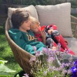 Chantal Janzen Instagram - Om ze met z’n tweeën te zien zitten iedere dag. Die grote die verhalen vertelt over Gotham city, ja er schijnt een overstap aan te komen naar Batman, tegen die kleine. Klein groot geluk. Nee, gewoon heel groot geluk ❤️ Kruip maar vaak genoeg bij elkaar, mensen. Is belangrijk.