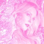 Chantal Janzen Instagram – IK GA HET WEER DOEN

CHANTALS PYJAMA PARTY- LIVE
 28 & 29 OKTOBER 
ZIGGO DOME AMSTERDAM
Zeer trots op de eerste namen die ik vandaag bekend mag maken: 

SUZAN & FREEK – ROLF SANCHEZ 
KRIS KROSS AMSTERDAM  FLEMMING – HANS KAZAN 
VAJÈN VAN DEN BOSCH – JAMAI – TIJL BECKAND als mijn partner in crime – en WILLEKE ALBERTI 

2019, ZIGGO DOME
Eén grote kolkende massa van feestende zingende dansende mensen. Allemaal in pyjama, stuk voor stuk, 17.000, iedere avond. 
Bi-zar. 
Er was een droom om een grote show te maken voor jong en oud. Met een uiteenlopende groep van artiesten met wie ik mijn eerste liefdes, dansen en zingen, kon uitoefenen. En iedereen zou moeten kunnen komen. Moeders, vaders, jongeren, oma’s, opa’s, de buurvrouw, tantes, collega’s, vriendinnen, er moest voor ieder wat wils zijn. En dan moest men ook nog eens allemaal, jong èn oud, gewoon lekker relaxed in PYJAMA. Best een vreemd plan. Maar we gingen ervoor, jullie kwamen, allemaal in pyjama, en het was fantastisch. 
En we gaan het gewoon wéér doen! 
WAT. EEN. GELUK. 
Andere geweldige namen worden later bekend gemaakt, maar met deze top line-up geven we ons startschot voor dit feest waar iedereen naartoe mag komen! 
Wie was erbij in 2019? Wie MOET er (weer) bij zijn en wie neem je het liefst mee in oktober?? 
TOT DAN! 🎉

Tickets: link in bio, stories, of chantalspyjamaparty.nl

#fissa #comfi #outfit #pyjamaparty