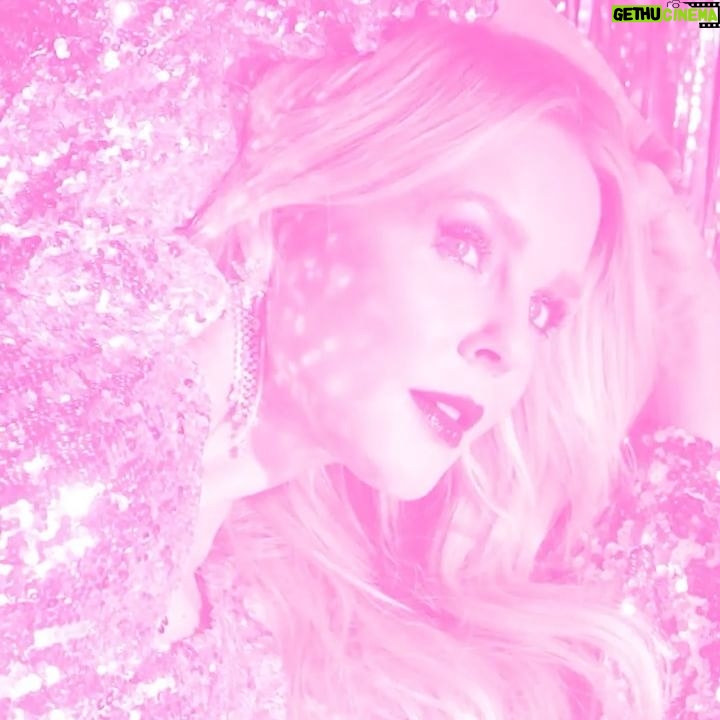 Chantal Janzen Instagram - IK GA HET WEER DOEN CHANTALS PYJAMA PARTY- LIVE 28 & 29 OKTOBER ZIGGO DOME AMSTERDAM Zeer trots op de eerste namen die ik vandaag bekend mag maken: SUZAN & FREEK - ROLF SANCHEZ KRIS KROSS AMSTERDAM FLEMMING - HANS KAZAN VAJÈN VAN DEN BOSCH - JAMAI - TIJL BECKAND als mijn partner in crime - en WILLEKE ALBERTI 2019, ZIGGO DOME Eén grote kolkende massa van feestende zingende dansende mensen. Allemaal in pyjama, stuk voor stuk, 17.000, iedere avond. Bi-zar. Er was een droom om een grote show te maken voor jong en oud. Met een uiteenlopende groep van artiesten met wie ik mijn eerste liefdes, dansen en zingen, kon uitoefenen. En iedereen zou moeten kunnen komen. Moeders, vaders, jongeren, oma’s, opa’s, de buurvrouw, tantes, collega’s, vriendinnen, er moest voor ieder wat wils zijn. En dan moest men ook nog eens allemaal, jong èn oud, gewoon lekker relaxed in PYJAMA. Best een vreemd plan. Maar we gingen ervoor, jullie kwamen, allemaal in pyjama, en het was fantastisch. En we gaan het gewoon wéér doen! WAT. EEN. GELUK. Andere geweldige namen worden later bekend gemaakt, maar met deze top line-up geven we ons startschot voor dit feest waar iedereen naartoe mag komen! Wie was erbij in 2019? Wie MOET er (weer) bij zijn en wie neem je het liefst mee in oktober?? TOT DAN! 🎉 Tickets: link in bio, stories, of chantalspyjamaparty.nl #fissa #comfi #outfit #pyjamaparty
