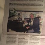Chantal Janzen Instagram – Of ik iets met de piano heb, was de vraag van Rtl toen ze dit programma aan me voorlegden. Dat ik ‘iets met piano heb’ is een understatement. Ik ben ermee opgegroeid. Ik weet niet beter dan dat ik altijd pianospel hoorde thuis, en dat kwam door mijn vader. Mijn broer en ik zijn opgevoed met heel veel muziek thuis, jazz, Nina Simone, veeeel Duitse schlagers, chansons (mama), James Last, Richard Clayderman, Louis van Dijk, allemaal gespeeld door papa op de piano. Want *zet nu je Jambers-stem op*: Overdag was hij zweminstructeur, maar ‘s avonds en in de weekenden was hij pianist. Daar verdiende hij niet de wereld mee, maar hij MOEST het doen. Vanuit zichzelf, vanuit de liefde voor dat instrument. Nu geniet hij van zijn pensioen, maar speelt nog steeds. Zoals ‘n paar keer per week vrijwillig in de hal van het ziekenhuis in Venlo. ‘Om ‘t voor de mensen daar wat leuker te maken’, zegt hij zelf. Trots zijn we op ‘m. M’n broer en ik, en later ook onze kinderen werden al vanaf dat we baby waren op die kruk gezet. Iedere keer als ik pianospel hoor brengt het me thuis. Herinneringen uit en voor het leven. Alleen maar moois, warms en goeds. Iedereen heeft toch wel íets met de piano?
Zo’n openbare piano die wordt bespeeld op een station, op een plein, in een hal, of op straat brengt altijd iets positiefs. Ik denk dan altijd Wie zíj́n deze mensen? Wat is hun verhaal? Wat doen ze in ‘t dagelijks leven? Met plezier en ontroerd mocht ik naast hen zitten en luisteren naar de amateur-pianisten die plaats namen op onze kruk. En ik heb er niet doorheen gekwaakt (zie laatste video). Met als verrassing voor hen, worden bewonderd door 1 van onze beste concertpianisten @dariavandenbercken , en @dominicseldisofficial en @vanvelzenmusic . 
En nu mogen JULLIE hier eindelijk van genieten. Van hun verhalen, hun drijfveer en vooral: hun liefde voor de piano. Het favoriete muziekinstrument van de mens. 
Ik hoop dat jullie gaan kijken. En mocht je iets anders gaan kijken, hallo nieuwe wereld, kijk het dan terug. Want ja, het is een gedurfd programma van en bij Rtl.❤️
En dankjewel pap

Vanavond 20.30u op Rtl4, De Piano.