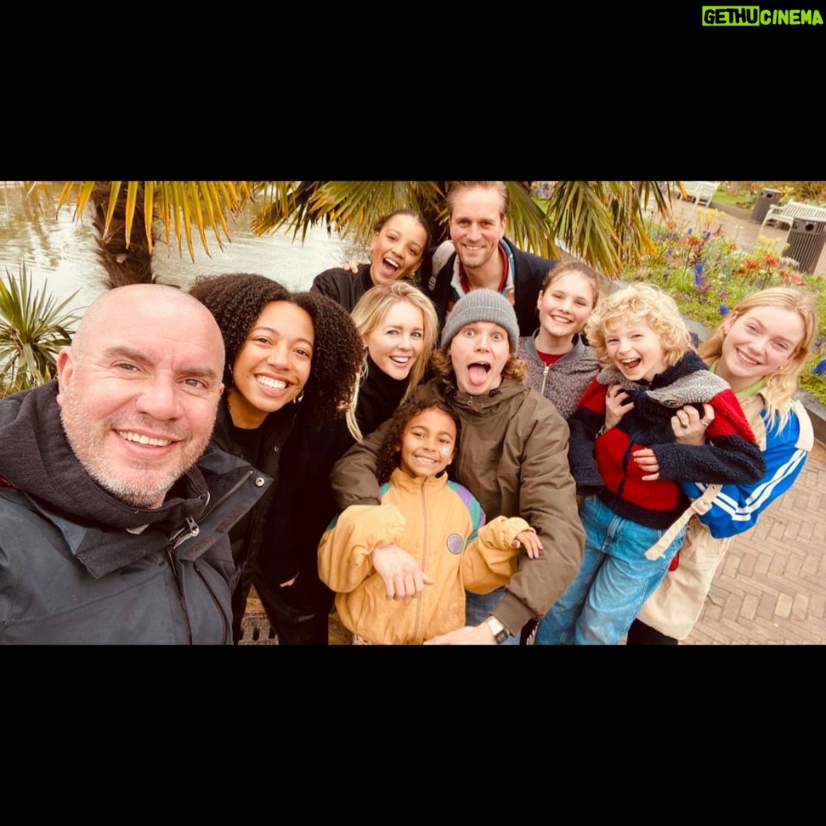 Chantal Janzen Instagram - PERSBERICHT: Vanaf half oktober is de feelgood dramaserie 'Eén Grote Familie' te zien bij Videoland. Met niemand minder dan Chantal Janzen, Lykele Muus, Jeroen van Koningsbrugge, Joy Delima en Selin Akkulak in de hoofdrollen legt de serie het samengestelde gezinsleven op een herkenbare manier bloot. Hoe ga je om met verschillende opvoedstijlen, andere normen en waarden,frustraties, verdriet om een scheiding, nieuwe bonus gezinsleden en nieuwe geliefden? Chantal Janzen over de serie: 'Ik liep al lang rond met het idee om een serie te maken over samengestelde gezinnen, het is natuurlijk iets wat heel dicht bij mij staat door mijn eigen samengestelde gezin waar ik al 17 jaar erg trots op ben. Een samengesteld gezin komt altijd voort uit iets wat pittig is: een scheiding of breuk van een vorig gezin. Als je dan weer een nieuw huishouden gaat vormen doordat één van de ouders een nieuwe partner krijgt, gaat dat nooit zonder de strubbelingen, irritaties, stress maar ook geluk en komische momenten. Ik vind het geweldig dat ik een serie op kon zetten met situaties die voor zoveel mensen herkenbaar zijn. Want ook al heb je zelf geen scheiding meegemaakt, de onderlinge spanning en liefde in dit gezin zullen voor iederéén herkenbaar zijn. Het is heel bijzonder en een eer, om je idee tot een mooie serie te hebben mogen maken met een prachtige cast, crew en schrijvers, onder de geweldige creatieve leiding van Will Koopman. We kunnen met z’n allen niet wachten om het aan iedereen te laten zien.' De serie vertelt het verhaal van Julia (Chantal Janzen) die samen met haar twee dochters en zoontje bij haar nieuwe vriend Taco (Lykele Muus) en zijn twee dochters en zoon intrekt. Samen moeten ze leren omgaan met hun nieuwe leven en nieuwe (bonus)familieleden, wat gepaard gaat met herkenbare, komische, ontroerende en ook moeilijke momenten. 'Eén Grote Familie' wordt geproduceerd door ITV Studios Netherlands Drama, in co-productie met &C Media. De serie is geregisseerd door Will Koopman, Esther Nieuwkoop en Reinier Smit en is naar een idee van Chantal Janzen. Vanaf 14 oktober is de serie te streamen bij Videoland en is de eerste aflevering om 21.30 uur te zien bij RTL 4. ❤️