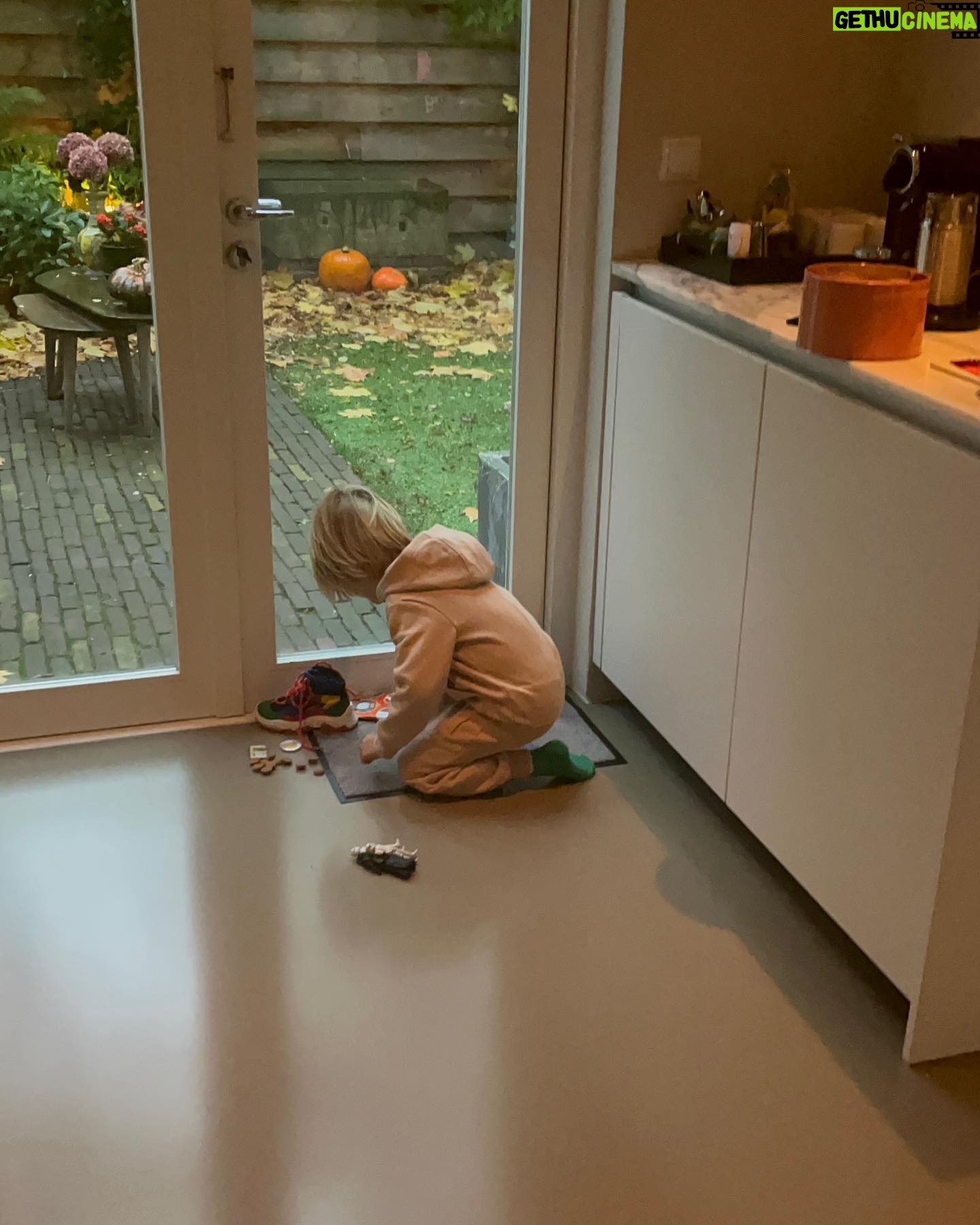 Chantal Janzen Instagram - ‘S ochtends vroeg als je je kleuter hoort roepen, terugroepen dat ie ‘Écht nog even moet blijven liggen want het is nog heeeeel vroeg!’ en dan hééél gauw met een paniekhoofd en in je blote kont naar beneden rennen en bijna op je gezicht gaan omdat je twee treden mist, puur omdat je de avond ervoor iets vergeten bent te doen met een schoentje. Het resultaat was nog best creatief vond ik zelf, de schoen verplaatsen. Maar, te vroeg gejuicht, heb toch een steek laten vallen: de doos met pepernoten, chocolade munten, inpakpapiertjes EN OPTIONELE KLEINE KADOOTJES gewoon open ernaast laten staan. Maar, Berry Beige had niks door, uiteraard👍🏼 #sintwasnogmoe #sinthadeenfilmgekekenduslaatnaarbed #sintheeftookeeneigenleven #doorhetoogvandestaf