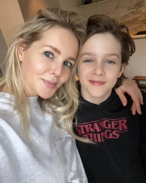 Chantal Janzen Instagram - Kleine kindjes zijn echt heel leuk, ik geniet iedere dag van dat nog mollige bijna kleuter-personage. 
Nu vond ik het al leuk om te zien bij mn bonuskinderen, maar ik had nooit gedacht dat ik ook zó kon genieten van het groter worden en het zien opgroeien van mijn oudste, de gesprekken en vooral de lol die we hebben met hem. Echt trots ben ik, want hij is verdomd goed gelukt. Zo bijzonder om te zien, dat groeiproces bij dit fijne exemplaar hier naast me. Niet meer klein, en heel af en toe ineens nog wel. Maar echt, iedere fase is uniek toch? En gelukkig maar, want terugbrengen naar de winkel gaat niet meer. Al heeft iedere ouder dat gevoel wel eens gehad, dat je ze op marktplaats had willen zetten. Je groeit gelukkig zelf ook met hen mee, en je geduld en je aanpak ook. 
En dat ie zn ouders soms very strange things vindt nemen we ook op de koop toe ❤️