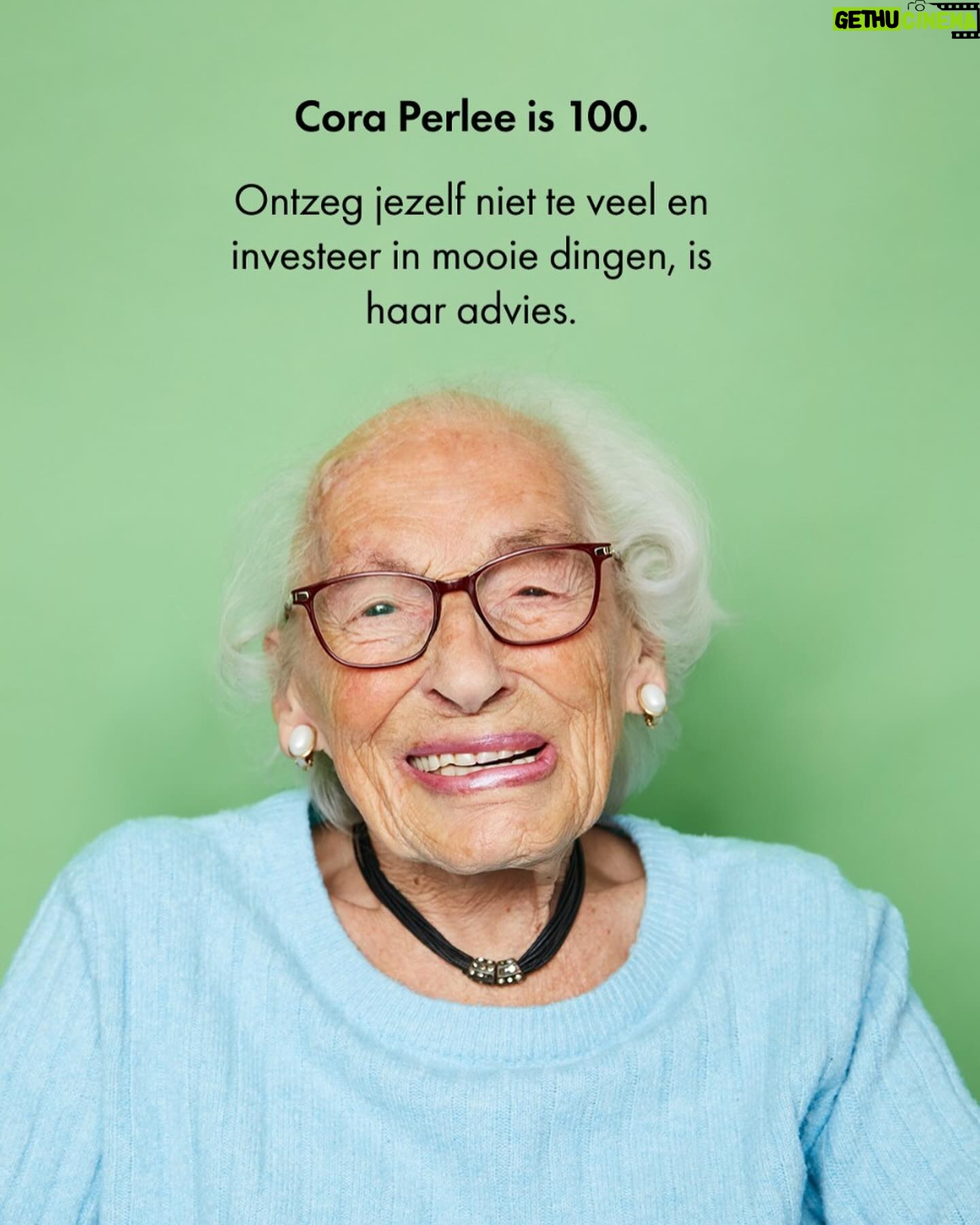 Chantal Janzen Instagram - Het HONDERDSTE nummer van &C ligt nu in de winkels. 100! Potver jongens wat een prachtig getal. Gemaakt door een prachtig team. Dankbaar voor, en op naar al het moois wat er staat te gebeuren in 2024..šš» Om te vieren is er ook veel moois te winnen, voor jullie, de lezers, maar vooral veel moois te lezen. Zoals deze portretten, die ik zo ontroerend vind in dit jubileum nummer. Kijk naar, en lees een stukje van deze geweldig lieve mensen, die in de winter van hun leven zijn. Die om en nabij al 100 jaar hun leven leven. Geniet en leer van hun lessen, adviezen en hun opvallend optimistische kijk op de wereld. Prachtig vind ik dit geworden. En ik mocht hier erbij zeggen dat ze āvereerd waren en het een werkelijk Ć©nige dagā vondenš„¹ā¤ļø Jaap Bijl, 100. Zijn belangrijkste les: blijf optimistisch en lach veel. Hoe donker de wolk ook is. āIn een goed huwelijk is het aanpassen, geven, nĆ©t iets meer dan je misschien zou willenā *Jaap Bijl is 28 november j.l helaas overleden. Dit kwam ons vandaag ter ore via zijn familie. We zijn zeer vereerd dat we hem nog voor &C mochten portretteren. Cora Perlee, 100. Ontzeg jezelf niet te veel en investeer in mooie dingen, is haar advies. āIk denk dat ik zo oud ben geworden omdat ik meerdere keren per dag cappuccino met slagroom drinkā Huibert Buvens, 100. Hij luistert altijd naar zijn kleinkinderen, zo blijft hij zijn geest verrijken. āElke vrijdag lunch ik met mijn kinderen. Die zijn inmiddels ook allemaal met pensioenā Corrie de Dood, 101. Kies voor jezelf, vindt Corrie, en kijk niet te veel achterom. āScheiden was uit den boze, de pastoor drukte de bijbel in mijn hand toen hij er weet van kreegā Ria Laanbroek, 99. Haar geheim? Ze heeft zich altijd nuttig gemaakt, en kijkt naar wat er nog wĆ©l kan. āIk ben inmiddels behoorlijk doof. Mensen moeten soms heel hard naar me roepenā Het 100e nummer van &C is nu verkrijgbaar, ook onlineā¤ļøšš» Interviews: @kimpalmaccio āØFotografie: @rafaelbergman Haar & make-up voor Ria, Corrie en Cora: @xiuyun.yu Kleding: de kleren op de foto zijn privĆ©bezit van Ria, Corrie, Cora, Huibert en Jaap. Productie: Vera van Wijnen @highonthoseheels Met dank aan EE Agency voor @andcgram