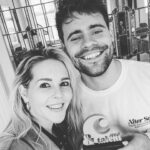 Chantal Janzen Instagram - Dit bericht wil ik helemaal niet schrijven. Maar het moet. Want iedereen moet weten hoe leuk, lief, getalenteerd en ambitieus jij was. Je was altijd en iedere dag, ieder moment volgens mij, bezig met nieuwe plannen, projecten en mogelijkheden creëren. Ik mocht je na onze presentatie-workshops de ‘&C Talent award 2021 voor presentator’ uitreiken, en die was meer dan terecht voor jou. ‘Jij wordt een grote’, zeiden we. En dat zou ook echt uit zijn gekomen. Lieve Luuk wat zul jij een onvoorstelbare hoeveelheid aan dierbaren met groot verdriet achterlaten, want jij was volgens mij geliefd bij zovelen. Vanochtend kwam het nieuws tot ons dat je er plotseling niet meer was. Je bent maar 27 jaar geworden. Niet te bevatten. Ongelofelijk wreed en hard. Ik zal je lach en aanstekelijke enthousiasme nooit vergeten. Wij allemaal niet bij &C. Je hoorde bij onze familie. En dat zal altijd zo blijven. Dankjewel lieve Luuk, voor alle mooie momenten. Alle sterkte aan familie, vrienden, dierbaren.