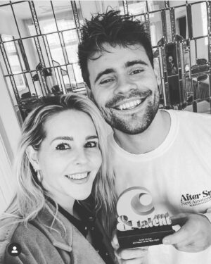 Chantal Janzen Instagram - Dit bericht wil ik helemaal niet schrijven. Maar het moet. Want iedereen moet weten hoe leuk, lief, getalenteerd en ambitieus jij was. Je was altijd en iedere dag, ieder moment volgens mij, bezig met nieuwe plannen, projecten en mogelijkheden creëren. Ik mocht je na onze presentatie-workshops de ‘&C Talent award 2021 voor presentator’ uitreiken, en die was meer dan terecht voor jou. ‘Jij wordt een grote’, zeiden we. En dat zou ook echt uit zijn gekomen. 
Lieve Luuk wat zul jij een onvoorstelbare hoeveelheid aan dierbaren met groot verdriet achterlaten, want jij was volgens mij geliefd bij zovelen. Vanochtend kwam het nieuws tot ons dat je er plotseling niet meer was. Je bent maar 27 jaar geworden. Niet te bevatten. Ongelofelijk wreed en hard. Ik zal je lach en aanstekelijke enthousiasme nooit vergeten. Wij allemaal niet bij &C. Je hoorde bij onze familie. En dat zal altijd zo blijven. Dankjewel lieve Luuk, voor alle mooie momenten. 
Alle sterkte aan familie, vrienden, dierbaren.