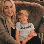 Chantal Janzen Instagram – Kerstvakantie in the Cotswolds❤️

1. Bob en z’n moeder

2. Onze treehouse voor de nacht. Zó gezellig was dit

3. Het hotel heeft voor iedere gast wellies klaarstaan bij hun huisje (zachte dikke rubberen laarzen in dit geval) en we wandelden naar ‘n dorpje. Voornamelijk in de modder. ASMR liefhebber? In m’n stories heb ik dan een toppertje voor je

4. Als ware Downton Abbey-fanaten liepen m’n man ik met (bijna te enge) blije grimassen rond. Sprookjesachtige dorpen en huizen hier

5. We zagen zelfs ‘n zeer knap house 

6. Wellies are my new thing

7. Hij vindt het nog steeds leuk met z’n ouders. 
Zegt ie. (Godzijdank🥹❤️)

8. Wellie & Wally: wannabe Downton Abbey-figuranten

9. Je kon buiten in bad. Waar toen een hert en eekhoorns voorbij kwamen, maar ik zag ze niet, Bobby zei het. Dus je kunt dit ook als níet waar beschouwen want kleuters zijn vaak zeer onbetrouwbaar in hun informatie

10. Dit was niet de naam van ons huisje
❤️