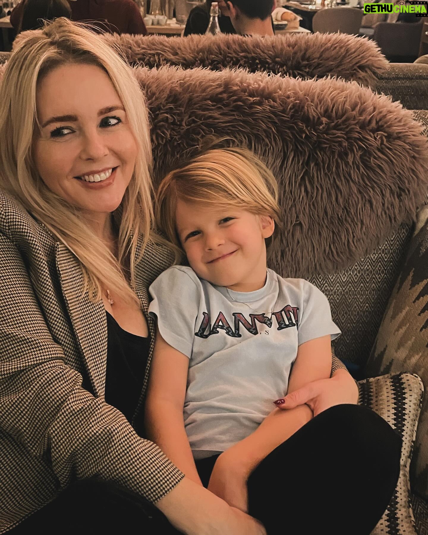 Chantal Janzen Instagram - Kerstvakantie in the Cotswolds❤️ 1. Bob en z’n moeder 2. Onze treehouse voor de nacht. Zó gezellig was dit 3. Het hotel heeft voor iedere gast wellies klaarstaan bij hun huisje (zachte dikke rubberen laarzen in dit geval) en we wandelden naar ‘n dorpje. Voornamelijk in de modder. ASMR liefhebber? In m’n stories heb ik dan een toppertje voor je 4. Als ware Downton Abbey-fanaten liepen m’n man ik met (bijna te enge) blije grimassen rond. Sprookjesachtige dorpen en huizen hier 5. We zagen zelfs ‘n zeer knap house 6. Wellies are my new thing 7. Hij vindt het nog steeds leuk met z’n ouders. Zegt ie. (Godzijdank🥹❤️) 8. Wellie & Wally: wannabe Downton Abbey-figuranten 9. Je kon buiten in bad. Waar toen een hert en eekhoorns voorbij kwamen, maar ik zag ze niet, Bobby zei het. Dus je kunt dit ook als níet waar beschouwen want kleuters zijn vaak zeer onbetrouwbaar in hun informatie 10. Dit was niet de naam van ons huisje ❤️