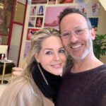 Chantal Janzen Instagram – Ik lunchte net met mn beste vriend, die dat nu al zo’n 25 jaar is. Liefde op het eerste Brabantse/Limburgse gezicht op de Jodenbreestraat op de @kunsthogeschool . Ons Hein uit Asten en ik oet Tegelen. Kuikens uit ‘t Zuiden waren we, die al die snelle types met grote bekken, dat was althans onze perceptie, in Amsterdam met hun harde G’s zeer overweldigend vonden. Wij bekeken het daar maar eens allemaal van een afstandje, en vonden na school ook samen onze weg in de theaterwereld. Dat kon nl ook zonder snelle grote bek. Dachten we, heh heh. Wat was het toen leuk samen. En nog steeds word ik altijd zo blij van hem. We maakten geen foto vandaag, want we lunchten. En we vergeten dat altijd. Want telefoons blijven dan in zakken. Dus dan maar even wat ouder materiaal. 
Goeie vrienden zijn fijn man. 
Zo, dat wilde ik even kwijt ❤️

*slide voor moois*