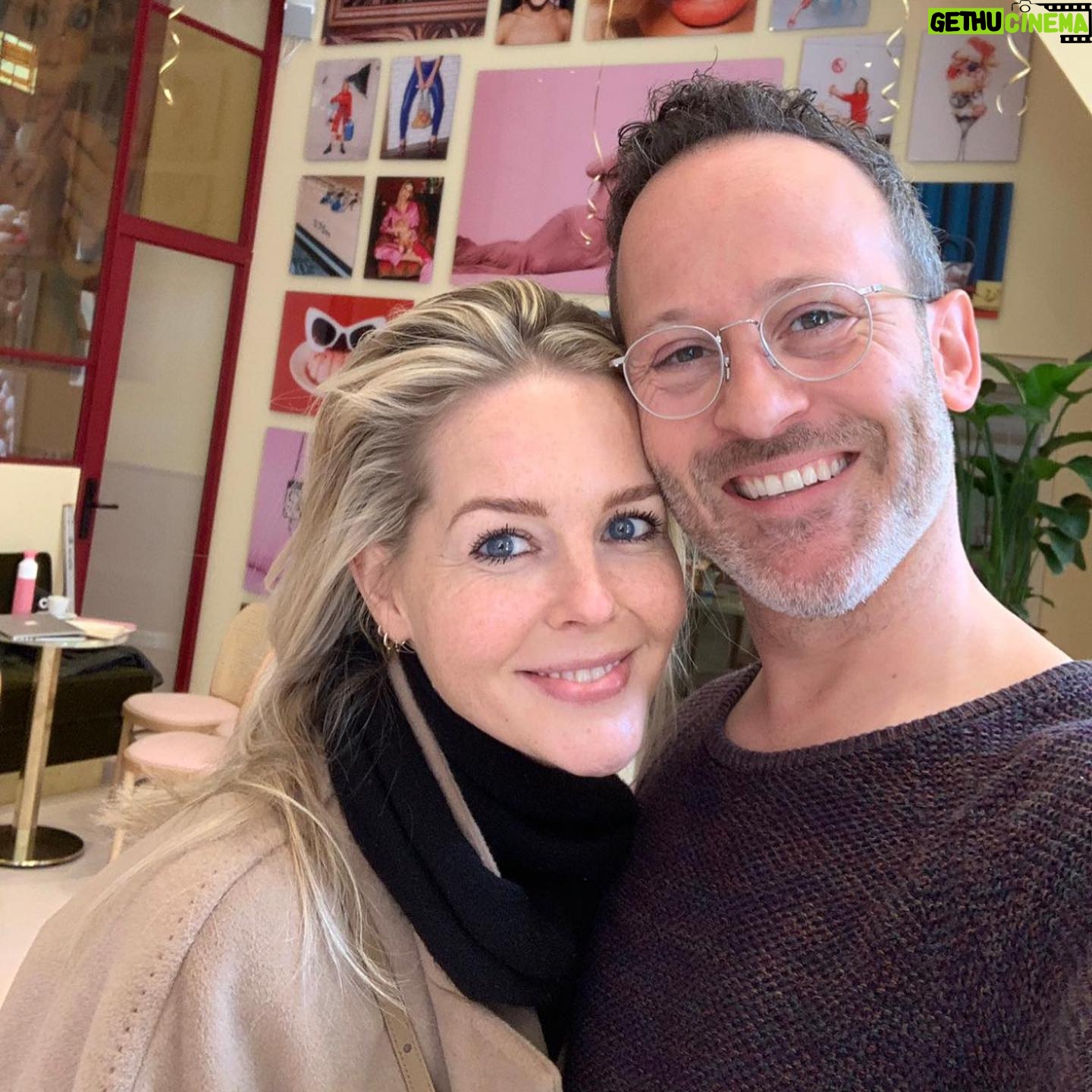 Chantal Janzen Instagram - Ik lunchte net met mn beste vriend, die dat nu al zo’n 25 jaar is. Liefde op het eerste Brabantse/Limburgse gezicht op de Jodenbreestraat op de @kunsthogeschool . Ons Hein uit Asten en ik oet Tegelen. Kuikens uit ‘t Zuiden waren we, die al die snelle types met grote bekken, dat was althans onze perceptie, in Amsterdam met hun harde G’s zeer overweldigend vonden. Wij bekeken het daar maar eens allemaal van een afstandje, en vonden na school ook samen onze weg in de theaterwereld. Dat kon nl ook zonder snelle grote bek. Dachten we, heh heh. Wat was het toen leuk samen. En nog steeds word ik altijd zo blij van hem. We maakten geen foto vandaag, want we lunchten. En we vergeten dat altijd. Want telefoons blijven dan in zakken. Dus dan maar even wat ouder materiaal. Goeie vrienden zijn fijn man. Zo, dat wilde ik even kwijt ❤️ *slide voor moois*