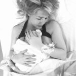 Chantal Janzen Instagram – 29 maart 2018. Om 07.30u belde ik naar de afdeling Verloskunde om te vragen hoe laat we mochten komen. We wisten dat ik op deze dag ingeleid zou worden. Om 11u stonden we op de gang daar, en zagen we dat de verloskamers namen van landen hadden. We stonden het dichtste bij ‘Mexico’, maar die wilden we niet want daar hebben we allebei iets tegen. Leg ik nog wel ‘s uit.
We kregen kamer Mexico. Er volgden weeënopwekkers door middel van een infuus en ze braken m’n vliezen. Rond 17u was er 4 centimeter ontsluiting. Gelukkig dacht ie toen nog niet ‘laat ik eens komen’ want dan had ik nooit meer kunnen fietsen, onder andere. Rond 17.40u zei ik tegen Marco dat ik zin had in bozen en frambessen. En de morfinepomp was nog niet eens aangesloten. En toen volgde een super uurtje: weeënstorm. Ik probeerde uit te tunen maar had op dat moment het gevoel alsof ik vanaf m’n maag en m’n hele onderkant in een doorgedraaide shredder vastzat. Ik zei dat de ruggenprik nu wel mocht komen. Op het moment dat de anesthesist middenin een van de pijnlijkste weeën zei ‘Je moet nu voorover bukken’ wilde ik op dat moment roepen ‘Sterf Jeroen’ maar ik zei OOOKEEEEEE en dat was beter. Voor Jeroen.
Om 22.30u werd er een kindje geboren wat niet huilde, waar ik van schrok en daarom riep ‘Gaat het goed met ‘m??’ Alles was ok. Hij had een glimlach op z’n gezicht. Achteraf dacht ik dat ik dit alleen zag door de morfinepomp, maar Marco zag het ook. ‘Als je zelf naar het toilet bent geweest mag je naar huis’, zei de verpleegkundige. Ik zei, met 4 verse hechtingen: ‘Nou ik weet één ding: ik ga nooit meer poepen’.
‘Jawel’, zei ze resoluut, ‘dat doe jij wel mevrouwtje’, zei ze met een heerlijk accent door haar Surinaamse roots.
Om 04.00u ‘s nachts kwamen we thuis en maakten we James, Isaa en Zion wakker, Essie via facetime. We legden Bobby naast James in bed en ik heb van geluk heel lang gehuild. Ik keek naar Bobby en dacht: Alles is goed.
Jouw oma, mijn moeder, noemt jou ‘De eeuwige glimlach’. En daar heeft ze gelijk in.
We houden met z’n allen zo van jou, onze kleine geluksbrenger. Je bent een zon in zoveel levens. En nu ben je 6. Ik verheug me op alles wat nog komen gaat met jou. ❤️🎈